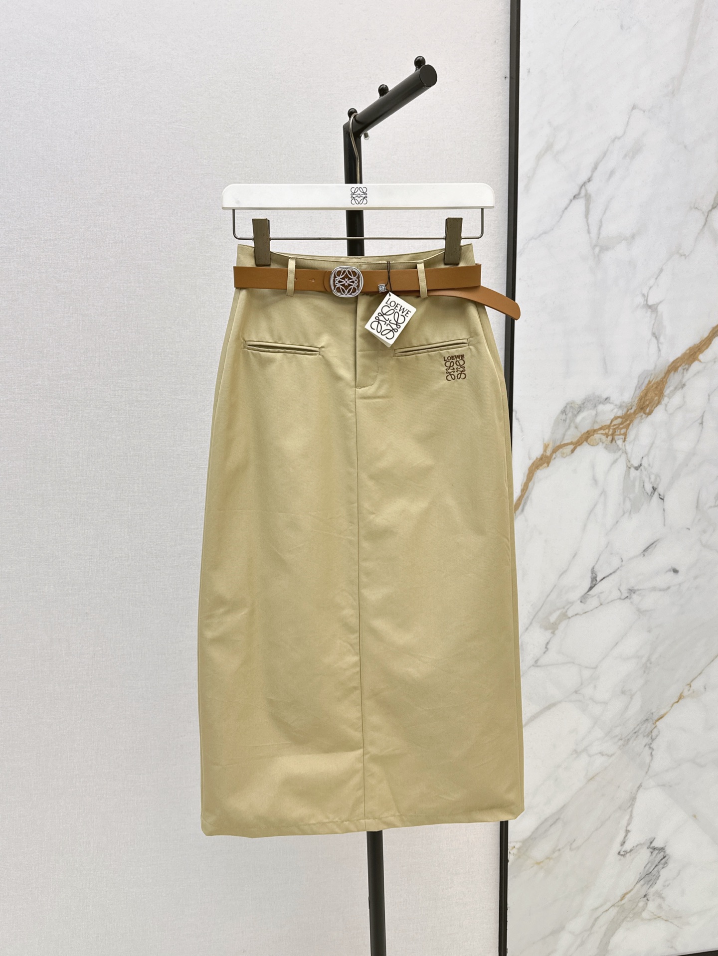 NO:325861,Fashionable item Loe 25Ss————The latest spring and summer delivery belt decorate long skirt. A long skirt that is knocked on the upper body. It is very hiding and high. The length is to the ankle. The flesh covering the legs. The visual feeling is very high when walking. The delivery belt is in two colors for sale. sml 99,,loewe, skirts,alexander wang19860909时髦感单品 Loe 25Ss————春夏最新款配送腰带装饰长款半裙 上身敲爱的一条长款半裙 非常藏肉同时又显高 长度到脚踝部份 遮住腿部的肉肉 行走间视觉感非常显高 配送腰带去两色现货发售sml 99,,loewe,skirts,alexander wang,Women's clothing