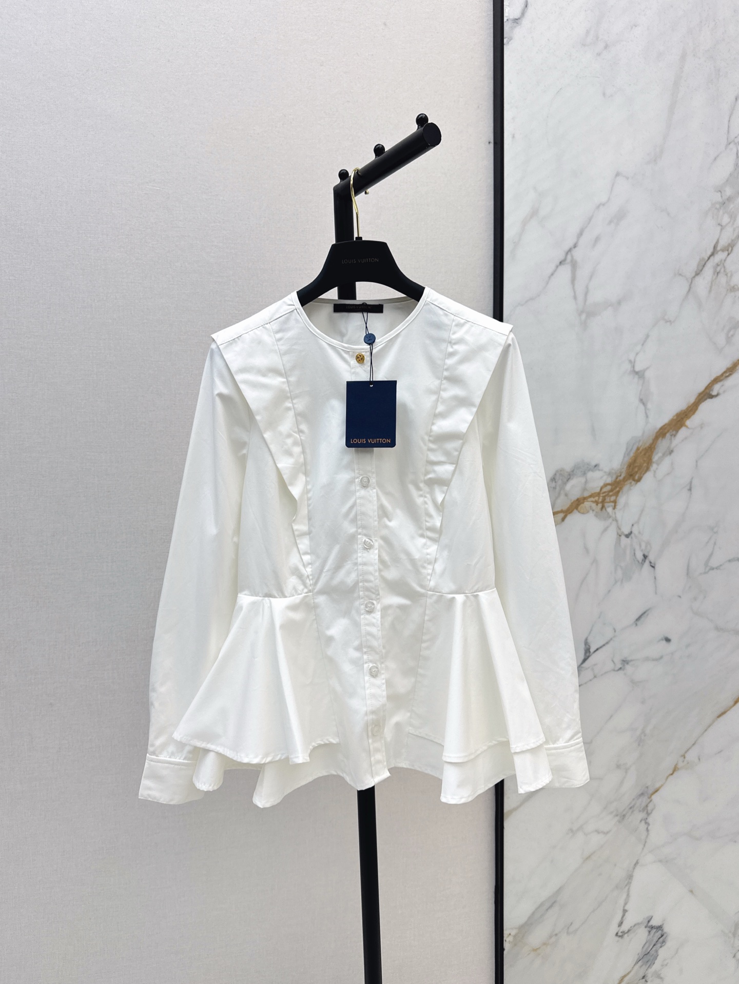 NO:325860,L family 25Ss————The latest French lotus leaf round neck shirt in spring and summer, waist-retracting and pleated small A-swing design, sweet and cool, age-reducing outfit ~~ Playful and elegant, not picky, top-body, huge slim, daily high-quality and fashionable and versatile items that are sure to be bought by white and rich and beautiful. SML is available in stock,,louis vuitton,shirts,alexander wang19860909L家 25Ss————春夏最新款法式荷叶摆圆领衬衫 收腰压褶小A摆设计 甜酷兼备减龄穿搭 ～～ 俏皮又优雅 不挑人版型上身巨显瘦 日常高颜值出街 白富美必入的高级时髦百搭单品 一色现货发售sml,,louis vuitton,shirts,alexander wang,Women's clothing