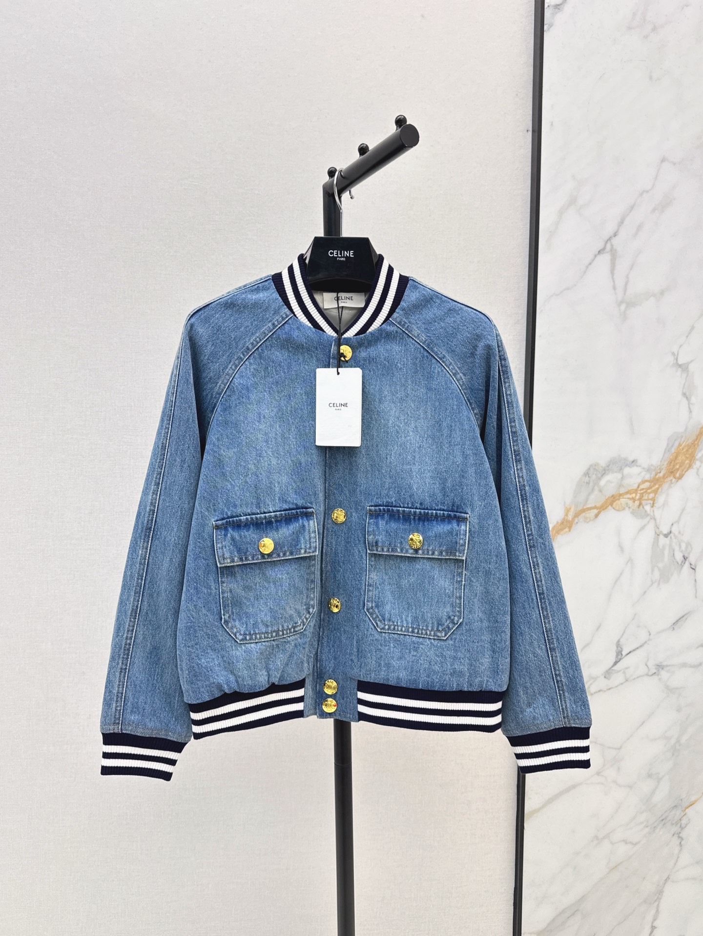 NO:325853,Recommended single models CE 25Ss————The latest spring and summer retro wash blue denim baseball jacket jacket classic letter decal embroidery retro style Danny denim fabric Temperature thread casual style top body handsome fashionable feeling full~~ Inner logo jacquard lining   hardware buttons Details plus points One color spot on sale sml, Jackets & coats, Jackets & coats, Alexander wang19860909爆单款推荐 CE 25Ss————春夏最新款复古洗水蓝牛仔棒球服夹克外套后背经典字母贴花刺绣 复古风丹尼牛仔面料 气质螺纹休闲版型上身帅气时髦感拉满～～ 内里logo提花内衬 五金纽扣 细节加分 一色现货发售sml,,jackets & coats,jackets & coats,alexander wang,Women's clothing