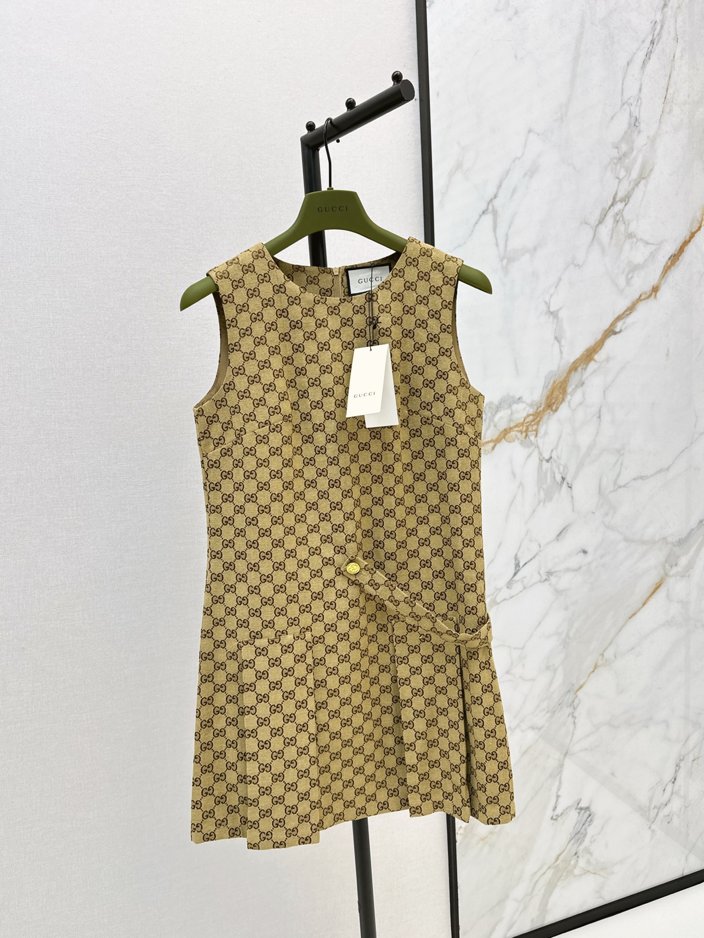 NO:326447,Gu 25Ss————The latest spring and summer double G jacquard round neck sleeveless dress with custom logo letter jacquard fabric to create a retro and fashionable atmosphere, attracting attention in one second, round neck sleeveless straight pleated skirt, top body looks slim and versatile and fashionable, customized double G gold buckle piece embellishment decoration, temperament is full of age reduction, details are very well made, one color is on sale in stock, sml, skirts, alexander wang19860909Gu 25Ss————春夏最新款双G提花圆领无袖连衣裙 定制满logo字母提花面料 打造出复古又时髦的时尚氛围 一秒的吸睛抢镜 圆领无袖直筒压褶裙摆 上身显瘦又百搭时髦 定制双G金扣搭片点缀装饰 气质减龄感十足 细节做工都很到位 一色现货发售sml,,skirts,alexander wang,Women's clothing