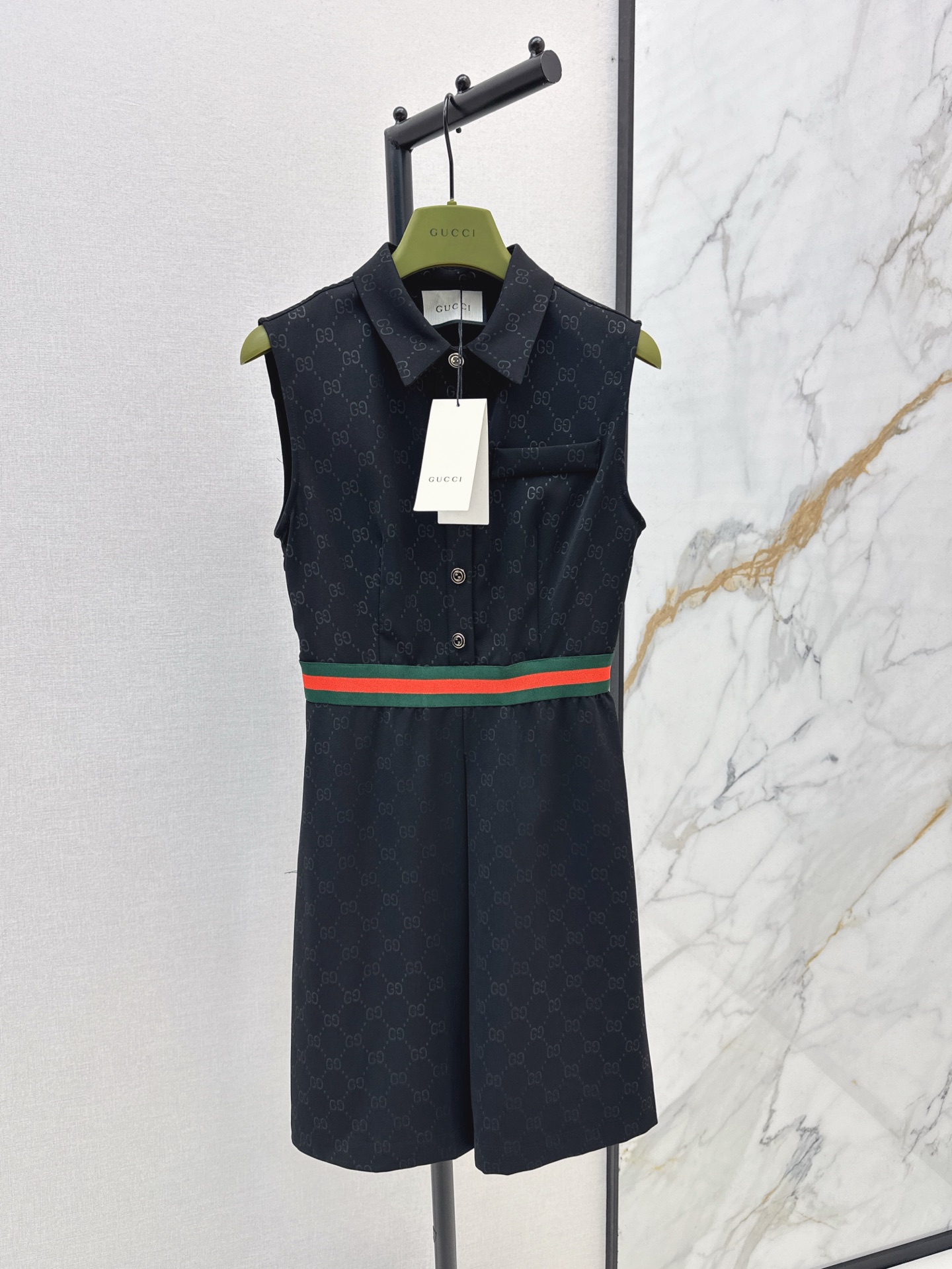 NO:326453,Gu 25Ss————The latest spring and summer double-G jacquard lapel sleeveless dress, super waist, the whole cut is neat and capable, the upper body hides flesh and looks slim, Logo button embellishment, the overall simple and elegant highlights the temperament, a classic, elegant, simple and generous dress is suitable for daily shopping or important occasions, slim and temperament, and it is not picky about people, and it is available in stock. 8,, skirts, alexander wang19860909Gu 25Ss————春夏最新款双G提花翻领无袖连衣裙 超级显腰身 整个剪裁利落干练 上身藏肉又显瘦 Logo纽扣点缀 整体简约优雅凸显气质 经典优雅简洁大方的连衣裙无论是日常逛街还是重要场合都很合适 显瘦显气质 不挑人两色现货发售sml 8,,skirts,alexander wang,Women's clothing