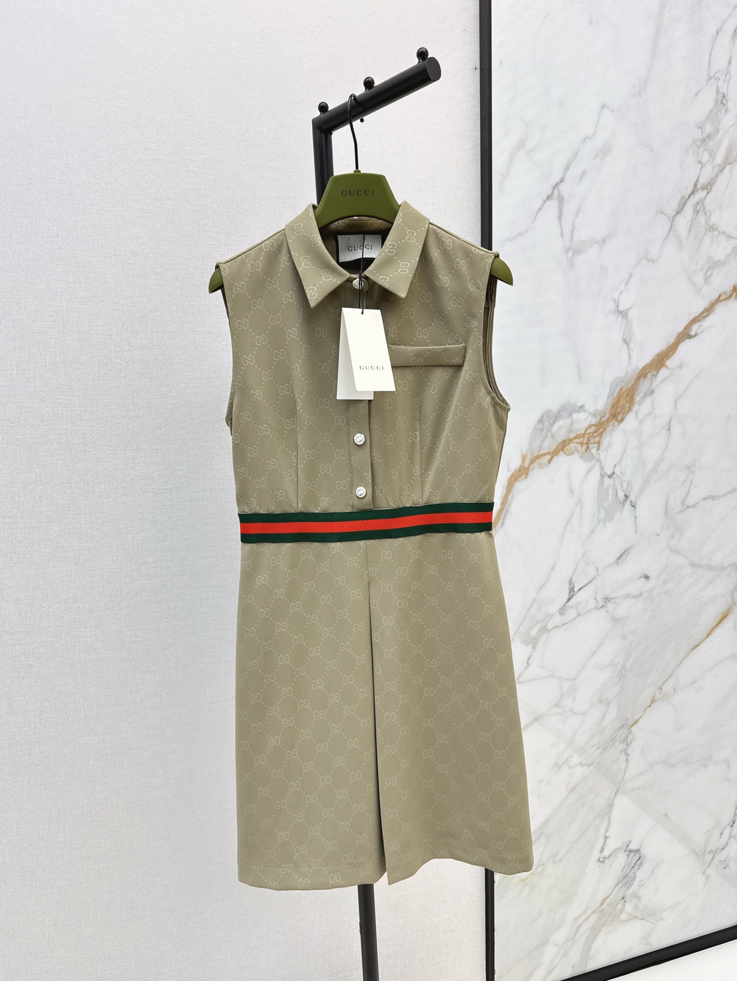 NO:326456,Gu 25Ss————The latest spring and summer double-G jacquard lapel sleeveless dress, super waist, the whole cut is neat and capable, the upper body hides flesh and looks slimming, Logo button embellishment, the overall simple and elegant highlights the temperament, a classic, elegant, simple and generous dress is suitable for daily shopping or important occasions, slim and temperament, and no picky colors are available for sale in stock, sml, skirts, alexander wang19860909Gu 25Ss————春夏最新款双G提花翻领无袖连衣裙 超级显腰身 整个剪裁利落干练 上身藏肉又显瘦 Logo纽扣点缀 整体简约优雅凸显气质 经典优雅简洁大方的连衣裙无论是日常逛街还是重要场合都很合适 显瘦显气质 不挑人两色现货发售sml,,skirts,alexander wang,Women's clothing