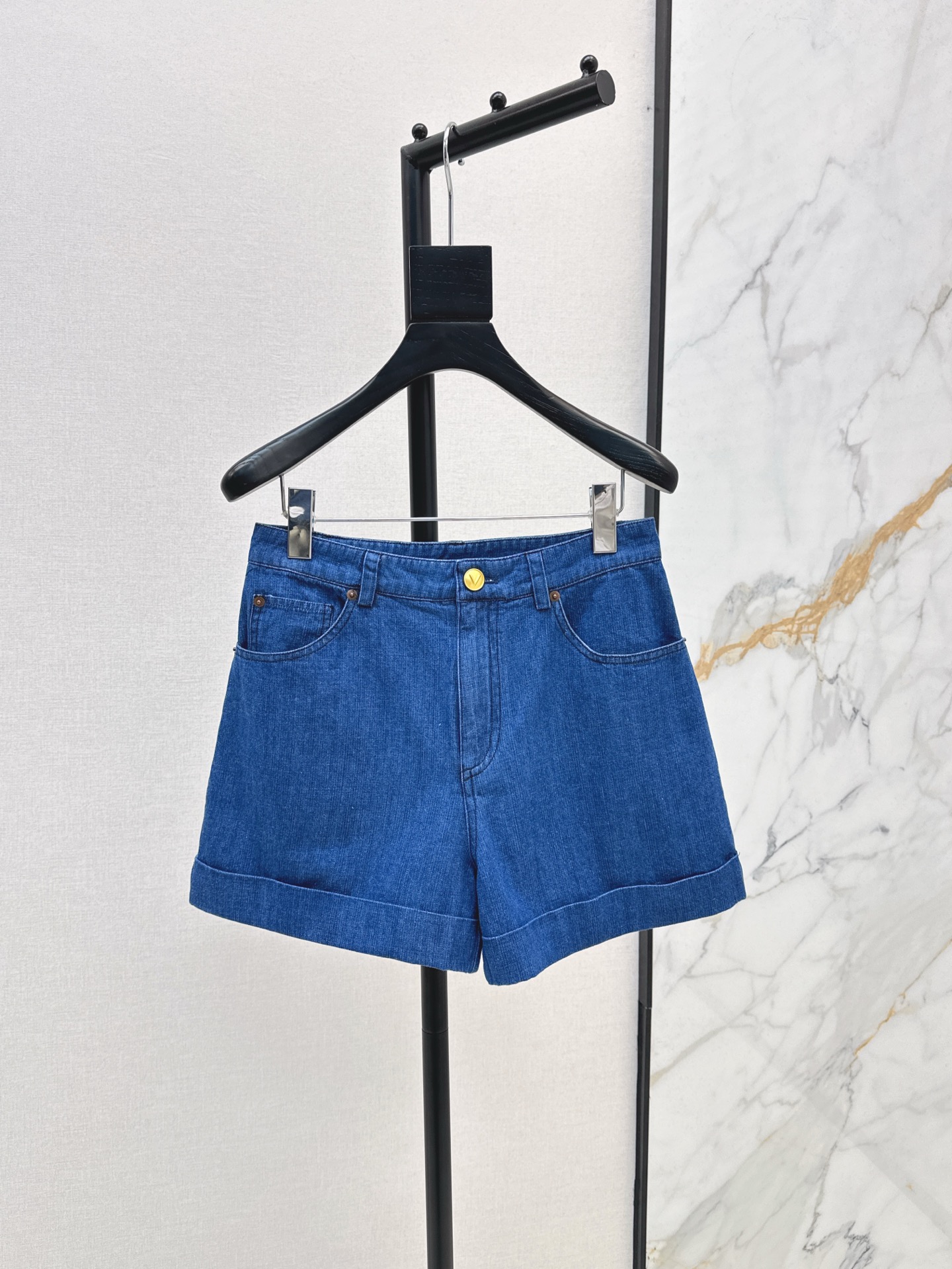 NO:326462,VLTN 25Ss———The latest spring and summer A-line dark blue denim shorts high-waist V-letter buckle embellishment, trouser legs curled design, fashionable and high-end upper body, sweet and cool, handsome and versatile, retro denim wash fabric, comfortable upper body, not picky, back logo leather brand decoration, a series of matching super age-reducing, loose trousers cover up defects, invisible, fashionable items in the wardrobe are available in stock, sm, shorts, alexander wang19860909VLTN 25Ss———春夏最新款A字深蓝牛仔短裤高腰V字母扣饰点缀 裤脚卷边设计 上身时髦又高级 可甜可酷 帅气百搭 复古牛仔洗水面料上身舒适不挑人 后面logo皮牌装饰 一系列搭配超减龄 宽松的裤身掩盖瑕疵于无形 衣橱必备时髦单品一色现货发售sm,,shorts,alexander wang,Women's clothing
