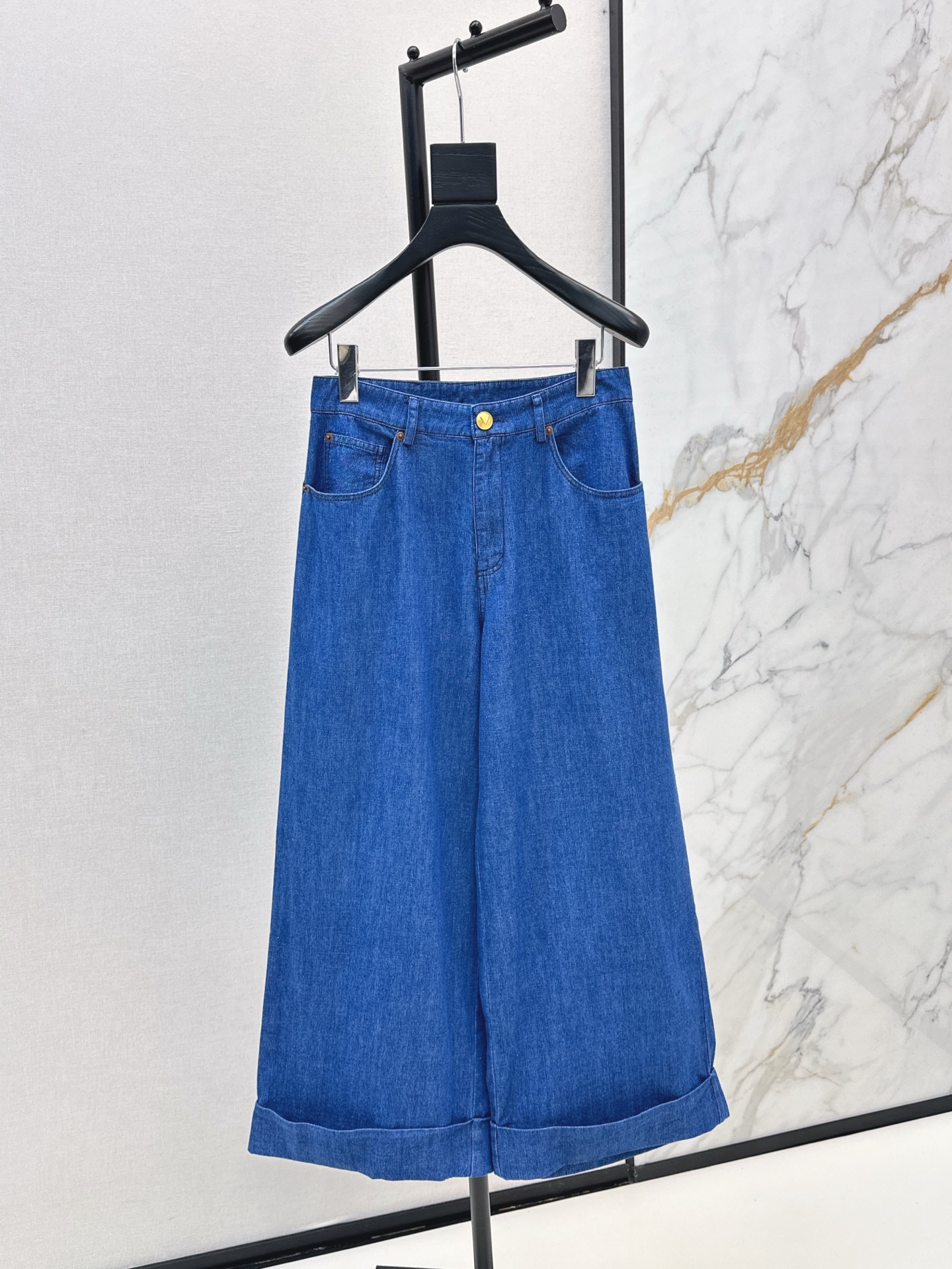 NO:326439,VLTN 25Ss———The latest spring and summer A-line dark blue denim trousers high waist V-letter buckle embellishment, trouser legs curled design, fashionable and high-end upper body, sweet and cool, handsome and versatile, retro denim wash fabric, comfortable upper body, not picky, back logo leather brand decoration, a series of matching super age-reducing, loose trousers cover up defects, invisible, fashionable items in wardrobe, one color, on-site sml, alexander wang19860909VLTN 25Ss———春夏最新款A字深蓝牛仔长裤高腰V字母扣饰点缀 裤脚卷边设计 上身时髦又高级 可甜可酷 帅气百搭 复古牛仔洗水面料上身舒适不挑人 后面logo皮牌装饰 一系列搭配超减龄 宽松的裤身掩盖瑕疵于无形 衣橱必备时髦单品一色现货发售sml,,alexander wang,Women's clothing
