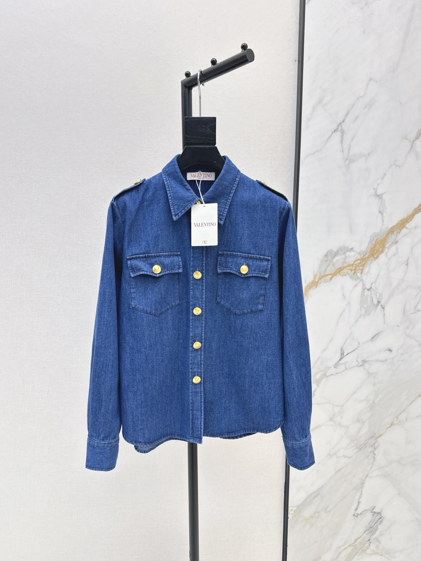 NO:326445,VLTN 25Ss————The latest spring and summer lapel gold button denim shirt. Classic styles are versatile and not picky. Customized V-letter gold button decoration. White and rich beauty must enter high-end fashionable and versatile items. The upper body is super comfortable. The versatile style makes you look slim and classic loose style. A series of matching upper body becomes long legs in seconds. Easily wear it to perfect proportions. One color is available for sale in stock. 9,,shirts,alexander wang19860909VLTN 25Ss————春夏最新款翻领金扣牛仔衬衫 经典款式百搭不挑人 定制V字母金扣装饰 白富美必入高级时髦百搭单品 上身超级舒适 版型百搭显瘦绝绝子 经典宽松版型 一系列搭配上身秒变大长腿 轻松穿出完美比例 一色现货发售sml 9,,shirts,alexander wang,Women's clothing