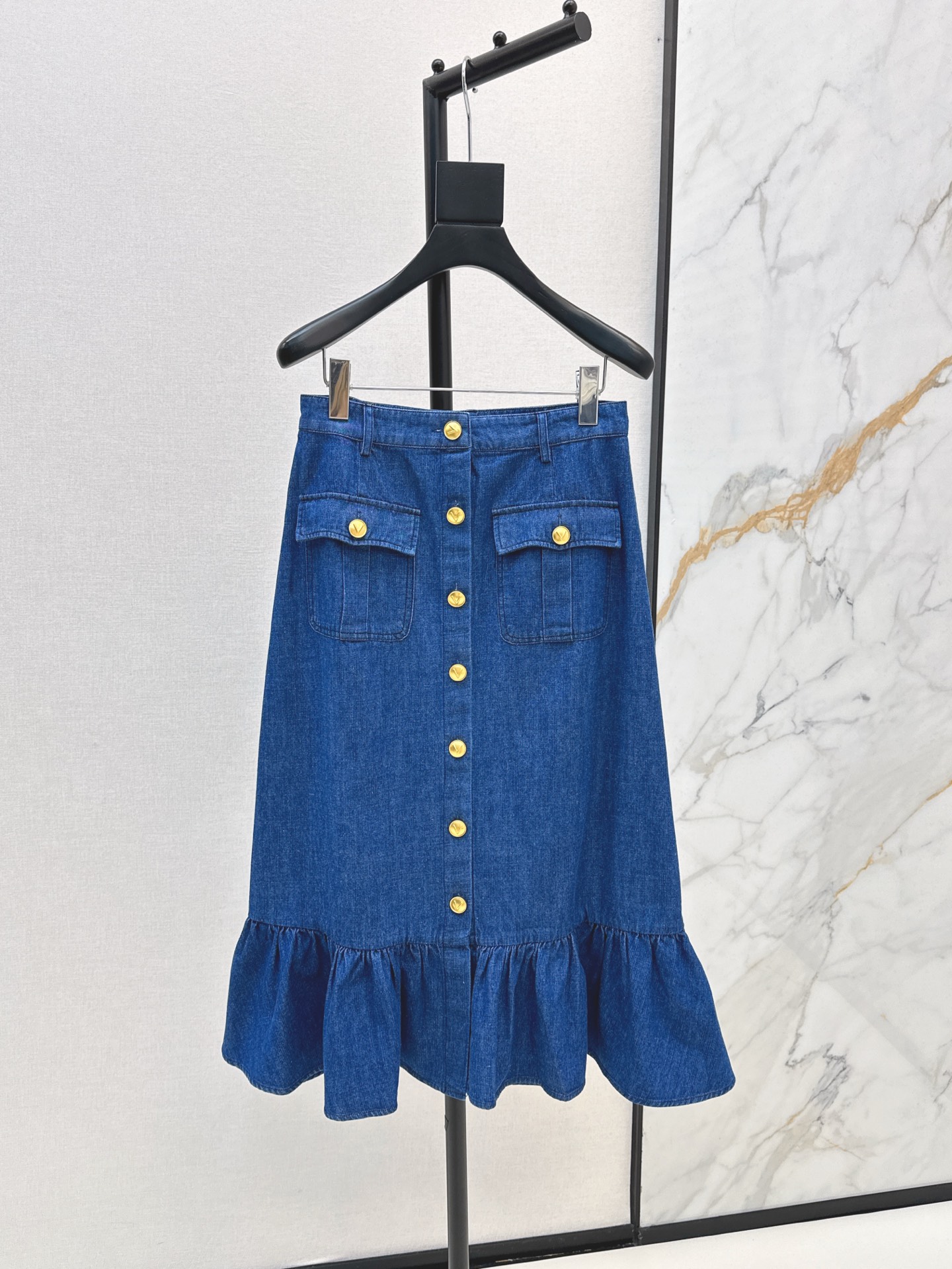 NO:326451,VLTN 25Ss————The latest spring and summer breasted lace denim skirts, heavy industry washing cowboys, retro denim blue is very versatile, work pocket design, semi-breasted customization, V-letter hardware buckle embellishment, logo leather card decoration at the back, simple and bright, the upper body is very comfortable, fashionable and tone, A-shaped style high waist design, visually pulling proportion, high-slimming, legs long, a series of daily casual style recommendations, one-sex sml, skirts, alexander wang19860909VLTN 25Ss————春夏最新款排扣花边牛仔半身裙 重工洗水牛仔 复古牛仔蓝非常百搭 工装口袋设计 半排扣定制 V字母五金扣饰点缀 后面logo皮牌装饰 简洁不失亮点 上身非常舒服 时髦又有腔调 A字版型高腰设计 视觉上拉成比例 显高显瘦显腿长 一系列日常搭配休闲范推荐 一色现货发售sml,,skirts,alexander wang,Women's clothing