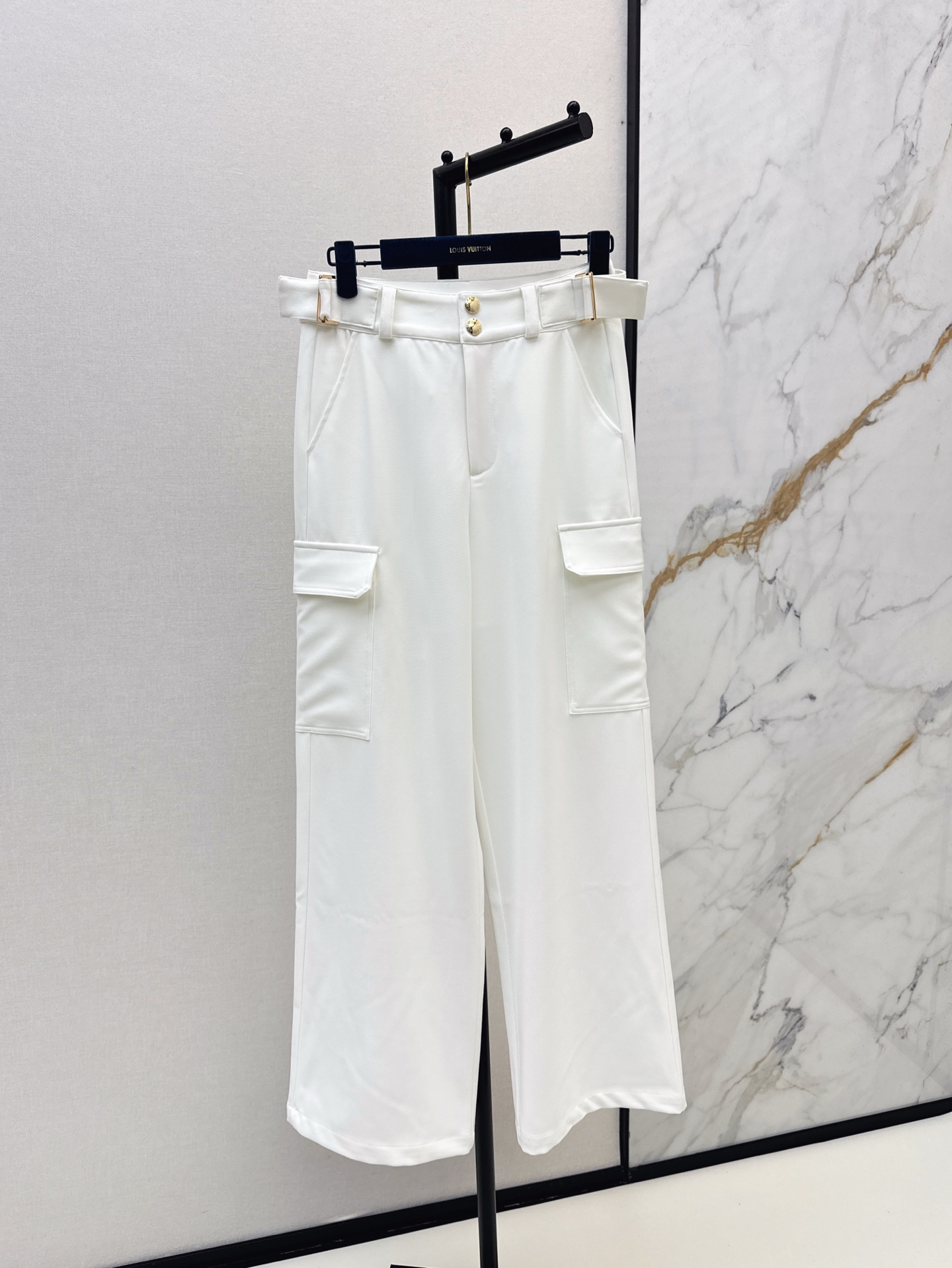 NO:326443,L Home 25Ss————The latest spring and summer belt decoration work style wide-leg pants. Classic retro ultra-high waist style to create a slim waist. Gold buckle embellishment of this cloth belt belt buckle design. Working pocket decoration is the biggest highlight. The upper body is wide and stylish. It creates elegant and handsome. Excellent style. Wrinkle-resistant fabric. Good breathability. Soft and skin-friendly and comfortable. It is easy to wear and easy to manage. Two colors are available for sale. sml 9,,louis vuitton,alexander wang19860909L家 25Ss————春夏最新款腰带装饰工装风阔腿裤 经典复古超高腰版型 打造小蛮腰 腰部金扣点缀 本布腰带搭扣设计 工装口袋装饰是最大的亮点上身挺阔有型 打造优雅和帅气 版型出色 且抗皱的面料 透气性佳 手感软糯亲肤舒适 好穿舒适好打理 两色现货发售sml 9,,louis vuitton,alexander wang,Women's clothing