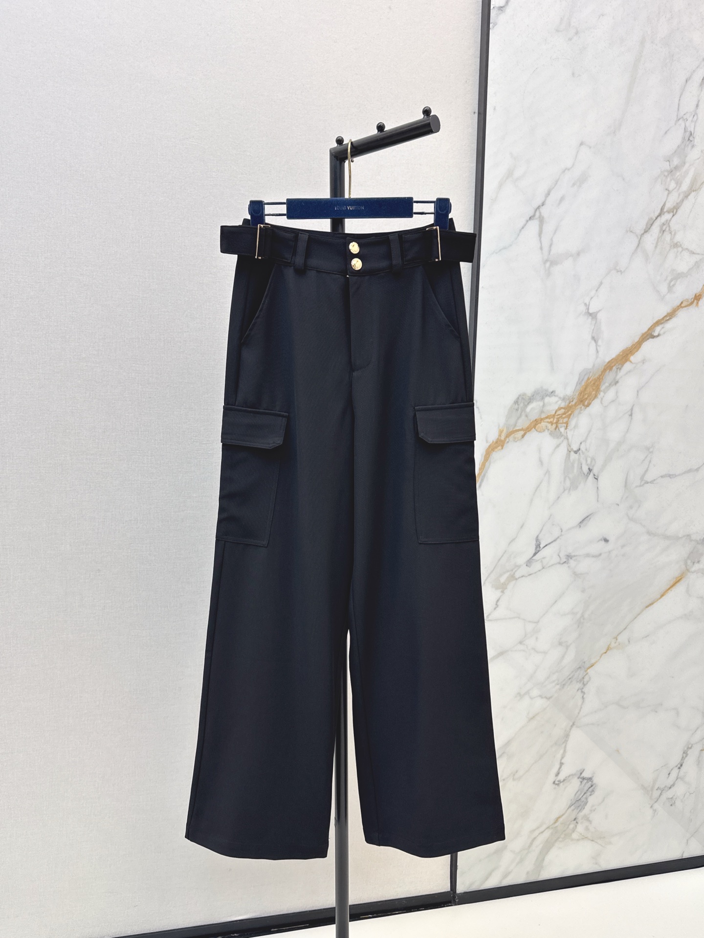 NO:326446,L Home 25Ss————The latest spring and summer belt decoration work style wide-leg pants. Classic retro ultra-high waist style to create a slim waist. Gold buckle embellishment of this cloth belt belt buckle design. Working pocket decoration is the biggest highlight. The upper body is wide and stylish. It creates elegant and handsome. Excellent style. Wrinkle-resistant fabric. Good breathability. Soft and skin-friendly and comfortable. It is easy to wear and easy to manage. Two colors are available for sale in stock., louis vuitton, alexander wang.19860909L家 25Ss————春夏最新款腰带装饰工装风阔腿裤 经典复古超高腰版型 打造小蛮腰 腰部金扣点缀 本布腰带搭扣设计 工装口袋装饰是最大的亮点上身挺阔有型 打造优雅和帅气 版型出色 且抗皱的面料 透气性佳 手感软糯亲肤舒适 好穿舒适好打理 两色现货发售sml,,louis vuitton,alexander wang,Women's clothing