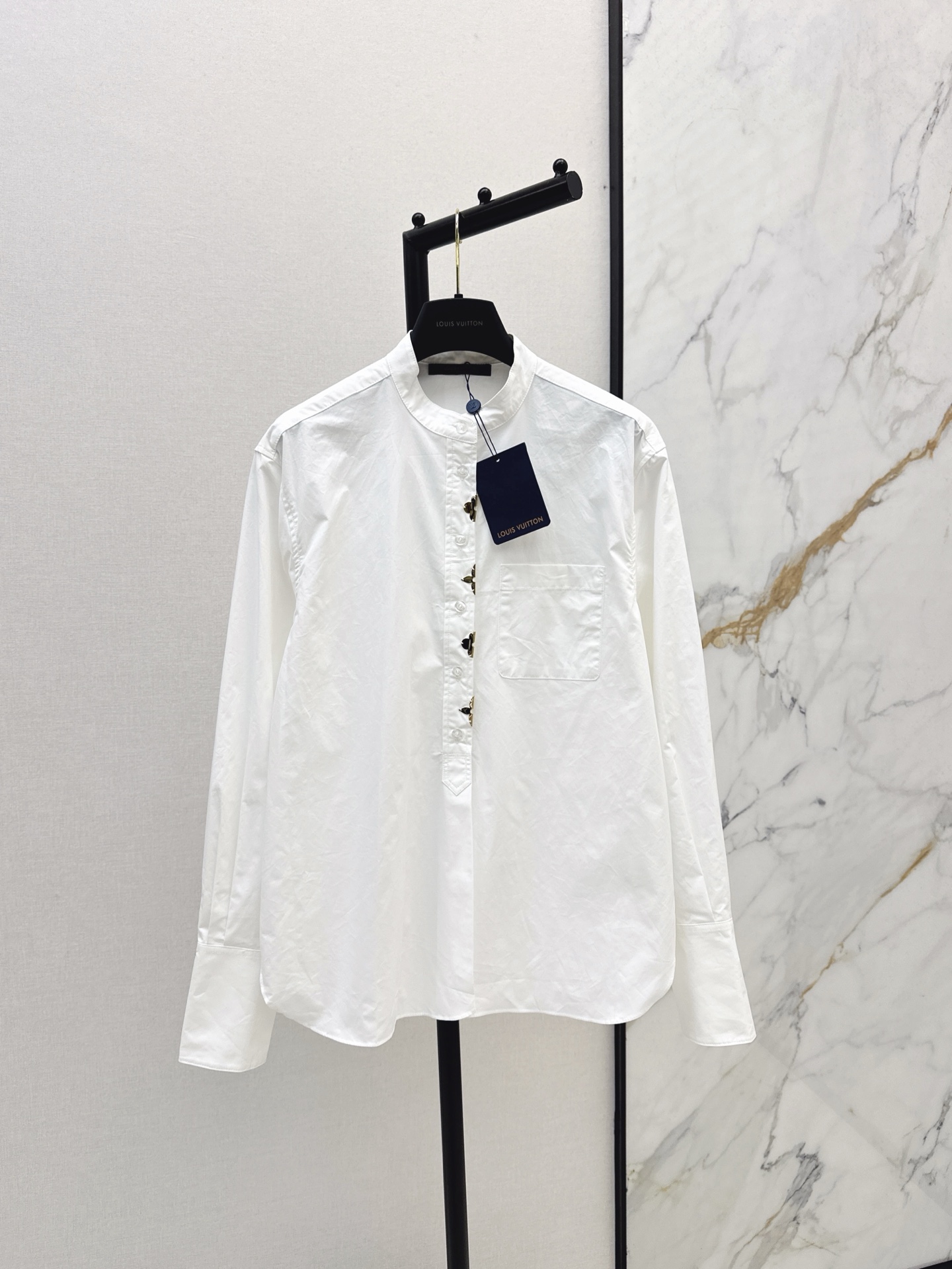 NO:326452,L family 25Ss————The latest spring and summer stand-up hardware decorative white shirt. The basic style of stand-up collar is versatile and not picky. Single-breasted hardware decoration is unique and eye-catching. The inner layer is very good. The upper body is a handsome girlish feeling. The whole color is on sale in stock. 9,,louis vuitton,shirts,alexander wang19860909L家 25Ss————春夏最新款立领五金装饰白衬衫 立领基础版型百搭不挑人 单排扣五金装饰 别致吸睛 单穿内搭叠搭都很不错 上身就是减龄帅气的少女感 一色现货发售sml 9,,louis vuitton,shirts,alexander wang,Women's clothing