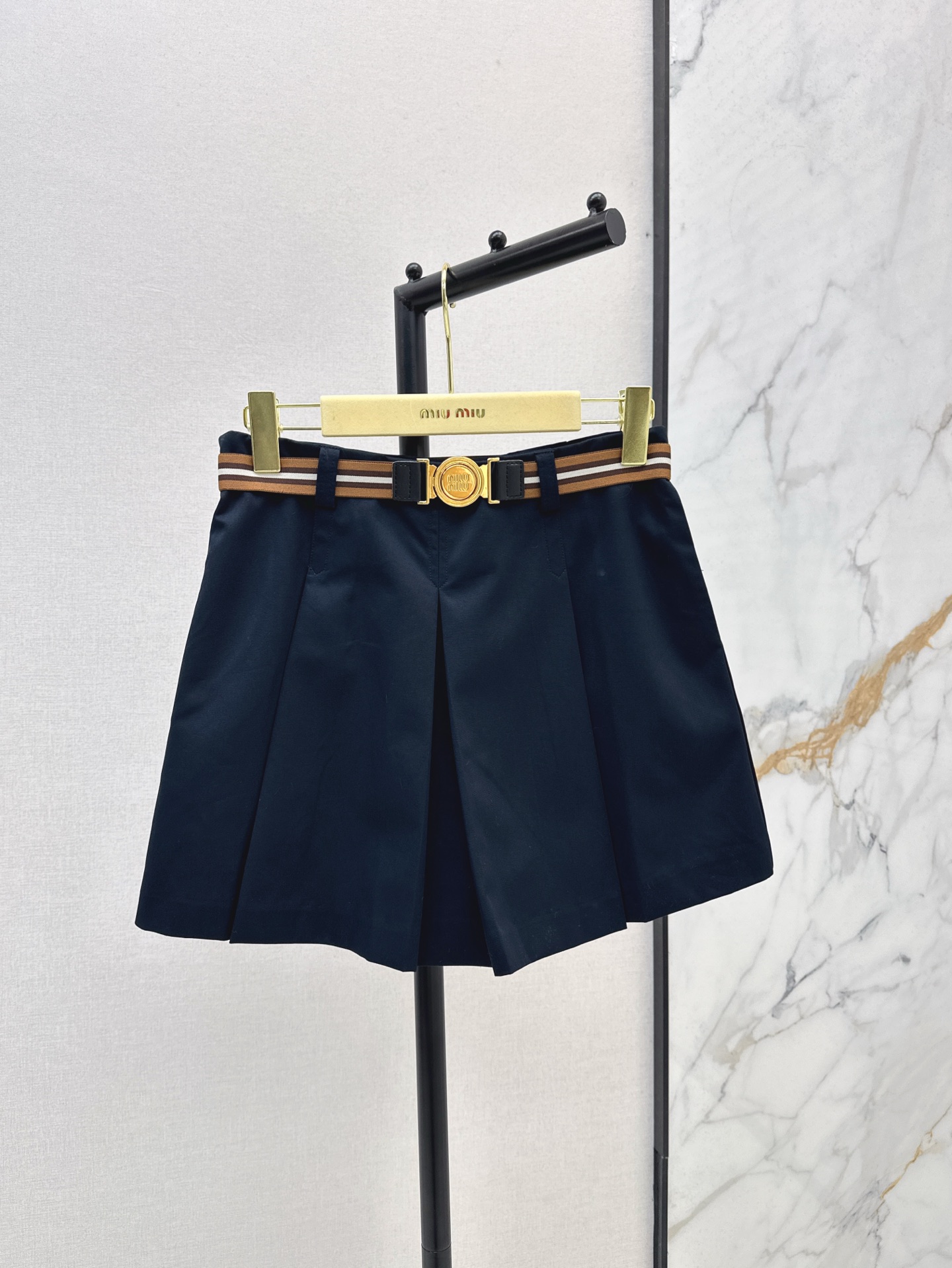 NO:326423,Miu 25Ss————The latest spring and summer logo metal buckle hibernating belt pleated skirt. Super age-reducing feeling of a college girl. With belt embellishment, the letter logo highlights the brand's charm. Simple and high-end cool colors are super versatile and fashionable. The upper body looks slim immediately. Daily casual and casual to create a college girl style. One color is available for sale in stock. Miumiu, skirts, alexander wang19860909Miu 25Ss————春夏最新款logo金属扣织带腰带百褶半裙 超级有学院少女的减龄感 配有腰带点缀 字母logo彰显品牌魅力 简约高级的清冷色系超级百搭又时髦 上身立马显瘦 日常休闲出街轻松打造学院少女风 一色现货发售sml,,miumiu,skirts,alexander wang,Women's clothing