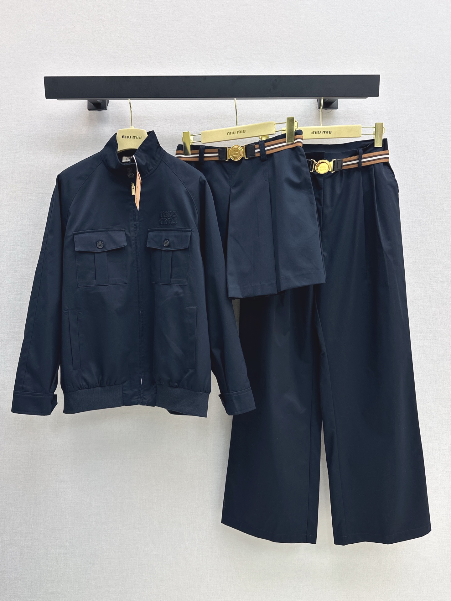 NO:326431,Miu 25Ss————The latest spring and summer logo patch embroidered stand-up collar jacket, no need to worry about matching, temperament work style, cool and stylish, stand-up collar single-breasted decoration, embroidered patch logo, full of high-end fashionable texture, convenient and cool with skirts or wide-leg pants in the same series, casual and casual, loose style is not picky, any figure is OK, one color is available for sale in stock sml 9,,miumiu, skirts, jackets & coats, jackets & coats, alexander wang19860909Miu 25Ss————春夏最新款logo贴布绣立领夹克外套 完全不用费心费力搭配 气质工装风酷帅有型 立领单排扣修饰 饰有刺绣贴布Logo 满满的高级时髦质感 搭配同系列半裙或阔腿裤即方便又酷帅 随性休闲 宽松版型基础不挑人 任何身材都OK 一色现货发售sml 9,,miumiu,skirts,jackets & coats,jackets & coats,alexander wang,Women's clothing