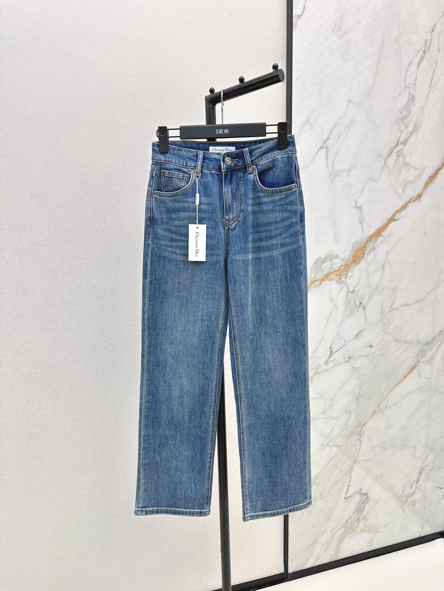 NO:326424,miu 25Ss————The latest spring and summer logo letter hardware straight jeans, it is simply a walking long-legged artifact. Straight-shaped style, not picky and versatile, wear jackets and T-shirts at will, the key is to wear it for no time to wear, worth collecting, retro blue wash, especially looking, details are also in place, smlxlxxl 8,,miumiu, jeans, jackets & coats,tees, t-shirt, alexander wang19860909miu 25Ss————春夏最新款logo字母五金直筒牛仔裤 简直就是行走的显长腿神器 直筒的版型 不挑人又百搭 外套T恤随意搭 重点是穿多久都不会过时 值得收藏 复古蓝洗水 特别耐看 细节也很到位 一色现货发售smlxlxxl 8,,miumiu,jeans,jackets & coats,tees，t-shirt,alexander wang,Women's clothing
