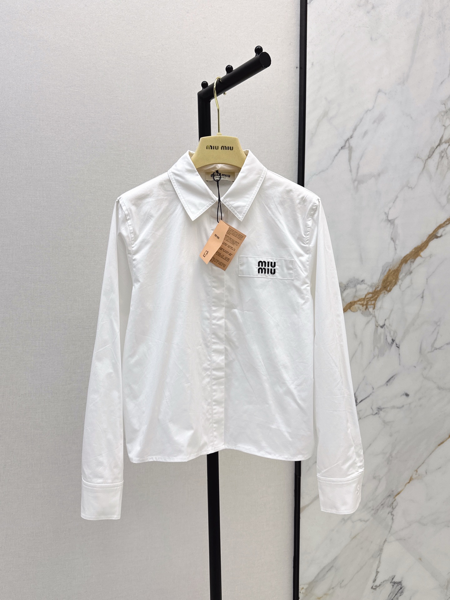 NO:326435,Miu 25Ss————The latest spring and summer logo letter embroidered short shirts, 100% wearable styles, intellectuals have a strong sense of age reduction, it is a short shirt that is indispensable in daily matching. Two colors are available in stock sml 8,,miumiu,shirts,alexander wang19860909Miu 25Ss————春夏最新款logo字母刺绣短款衬衫 百分百实穿款 知识份子减龄感狠狠拿捏 是日常搭配中不能缺少的短款衬衫 两色现货发售sml 8,,miumiu,shirts,alexander wang,Women's clothing