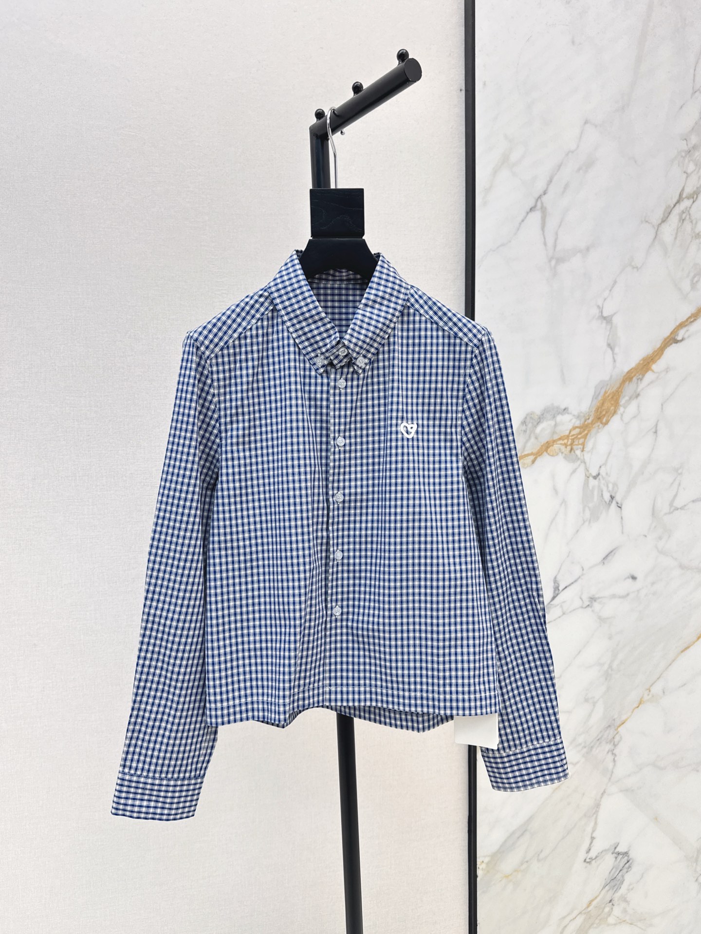 NO:326434,Fashionable niche design 25Ss————The latest blue plaid short shirt in spring and summer. 100% wearable style. Blue plaid looks very good. Intellectuals are very good at reducing age. It is a short shirt that is indispensable in daily matching. One color is available for sale in stock. SML, Shirts, Alexander wang19860909时髦小众设计 25Ss————春夏最新款蓝色格纹短款衬衫 百分百实穿款 蓝色格纹很好看 知识份子减龄感狠狠拿捏 是日常搭配中不能缺少的短款衬衫 一色现货发售sml,,shirts,alexander wang,Women's clothing