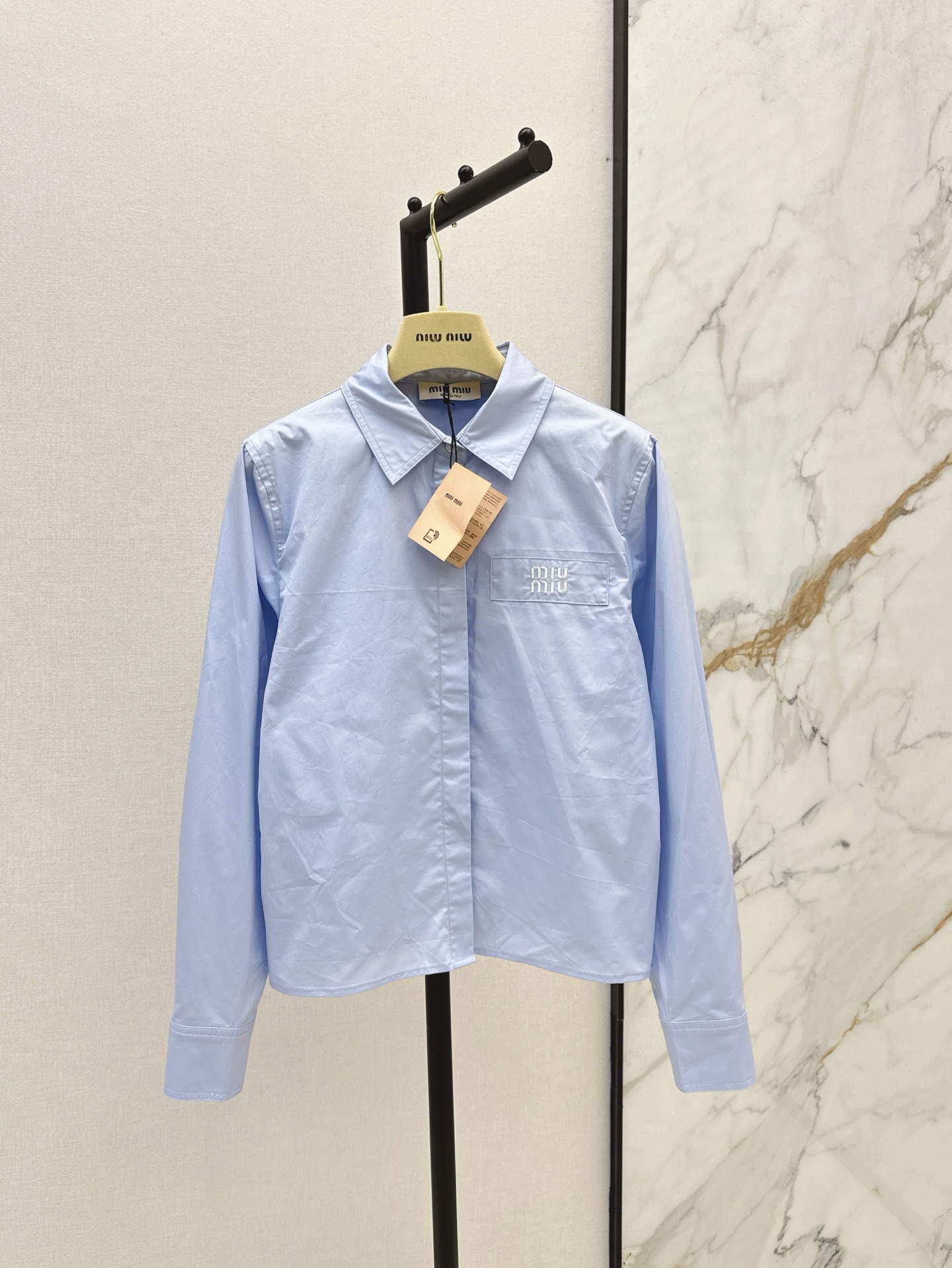 NO:326438,Miu 25Ss————The latest spring and summer logo letter embroidered short shirts, 100% wearable styles, intellectuals are very serious about age reduction, it is a short shirt that is indispensable in daily matching. Two colors are available for sale in stock sml 88260210,,miumiu,shirts,alexander wang19860909Miu 25Ss————春夏最新款logo字母刺绣短款衬衫 百分百实穿款 知识份子减龄感狠狠拿捏 是日常搭配中不能缺少的短款衬衫 两色现货发售sml 88260210,,miumiu,shirts,alexander wang,Women's clothing