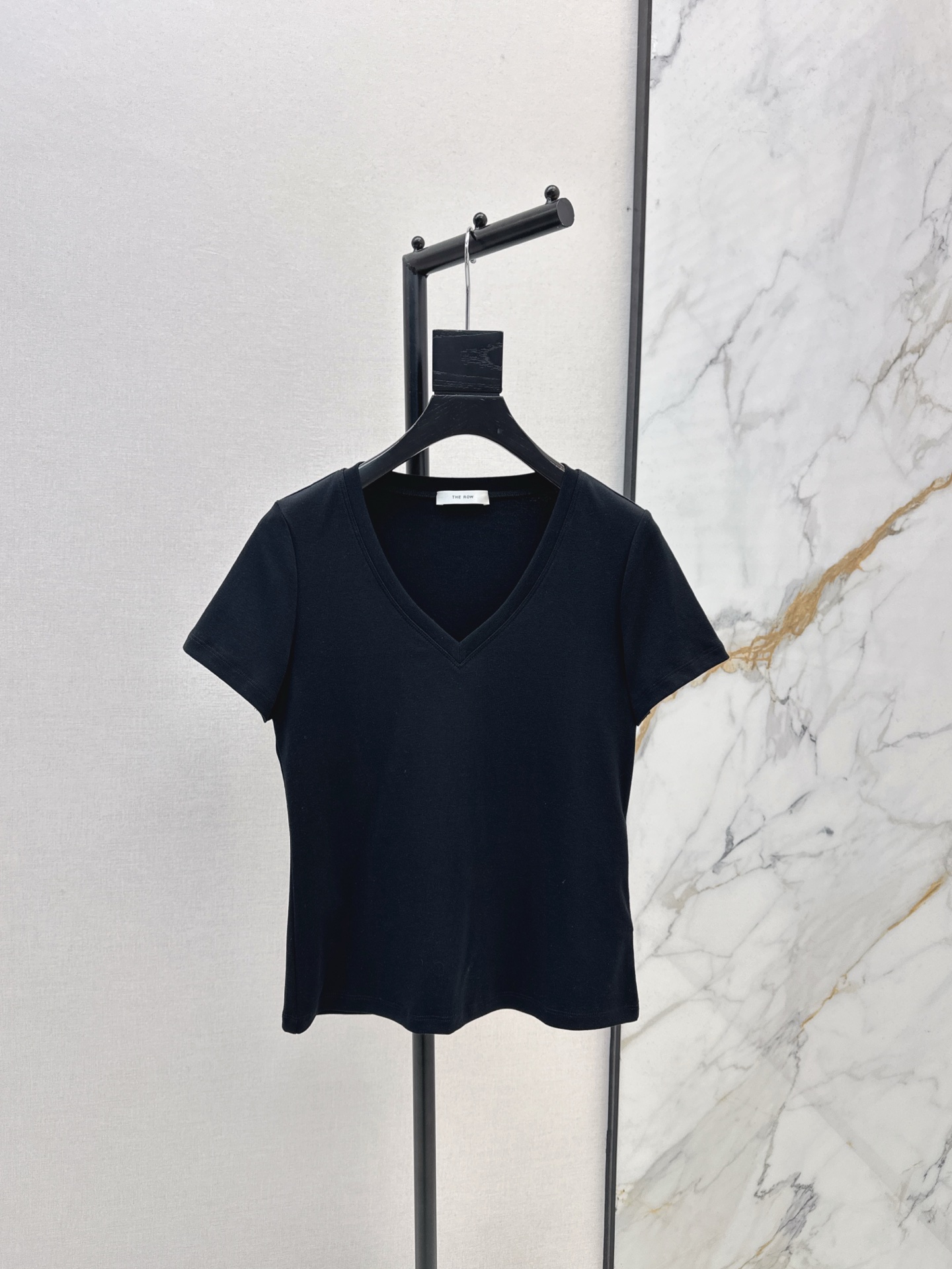 NO:326401,Recommended single models Row 25Ss————The latest high-end minimalist style classic basic T-shirt long-term fashionable and exquisite items, front shoulder slim V-neck design, original custom tailoring to create a minimalist Italian high-end imported high-end high-end cotton fabric, excellent texture, classic style is not picky, four colors are available in stock sml 9,,tees, t-shirt,alexander wang19860909爆单款推荐 Row 25Ss————春夏最新款高级极简风经典基础T恤长期主义时髦精单品 正肩修身V领设计 原版定制剪裁打造意式极简的高级感 进口高端高支精梳纯棉面料 质感超赞 经典版型不挑人 四色现货发售sml 9,,tees，t-shirt,alexander wang,Women's clothing