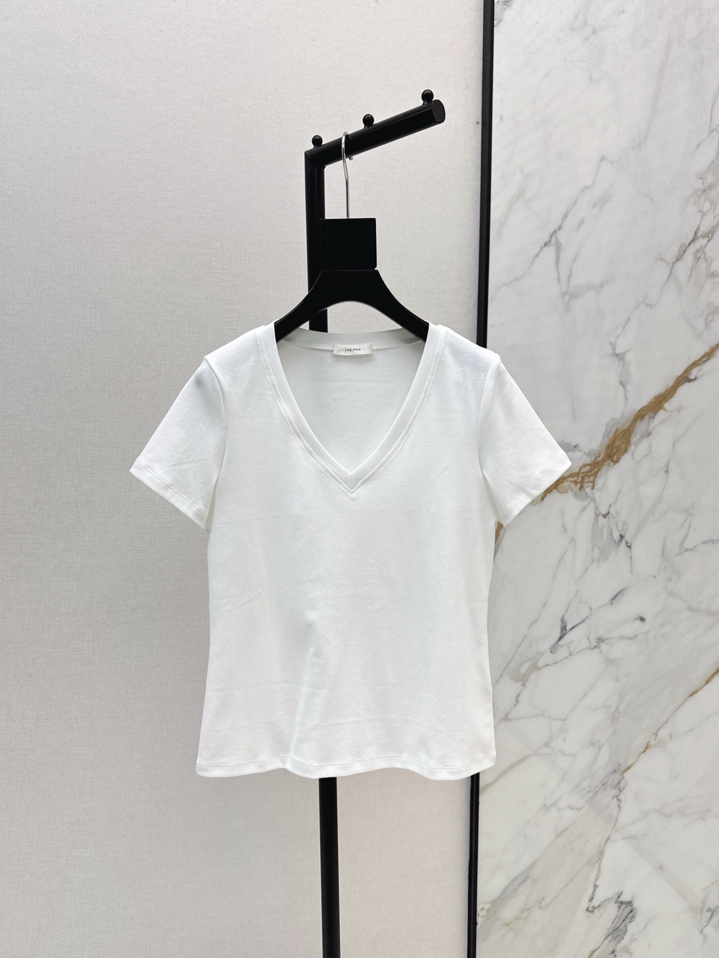 NO:326404,Recommended single models Row 25Ss————The latest high-end minimalist style classic basic T-shirt long-term fashionable and exquisite items, front shoulder slim V-neck design, original custom tailoring to create a minimalist Italian high-end imported high-end high-end cotton fabric, excellent texture, classic style is not picky, four colors are available in stock sml, tees, t-shirt, alexander wang19860909爆单款推荐 Row 25Ss————春夏最新款高级极简风经典基础T恤长期主义时髦精单品 正肩修身V领设计 原版定制剪裁打造意式极简的高级感 进口高端高支精梳纯棉面料 质感超赞 经典版型不挑人 四色现货发售sml,,tees，t-shirt,alexander wang,Women's clothing