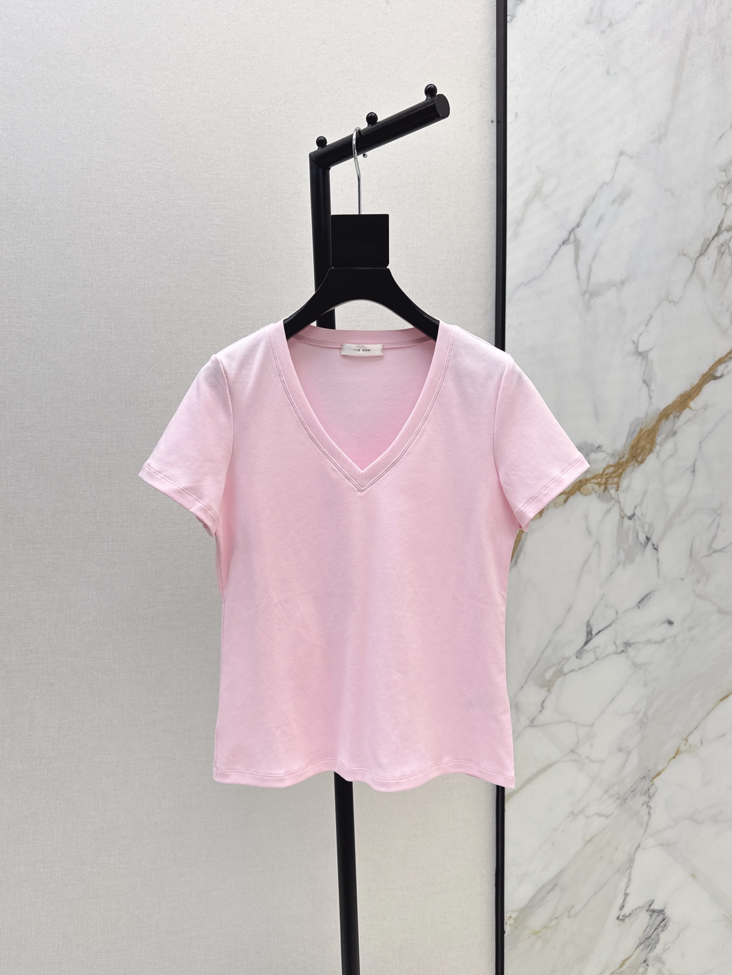 NO:326410,Recommended single models Row 25Ss————The latest high-end minimalist style classic basic T-shirt long-term fashionable and exquisite items, front shoulder slim V-neck design, original custom tailoring to create a minimalist Italian high-end imported high-end high-end cotton fabric, excellent texture, classic style is not picky, four colors are available in stock sml, tees, t-shirt, alexander wang19860909爆单款推荐 Row 25Ss————春夏最新款高级极简风经典基础T恤长期主义时髦精单品 正肩修身V领设计 原版定制剪裁打造意式极简的高级感 进口高端高支精梳纯棉面料 质感超赞 经典版型不挑人 四色现货发售sml,,tees，t-shirt,alexander wang,Women's clothing