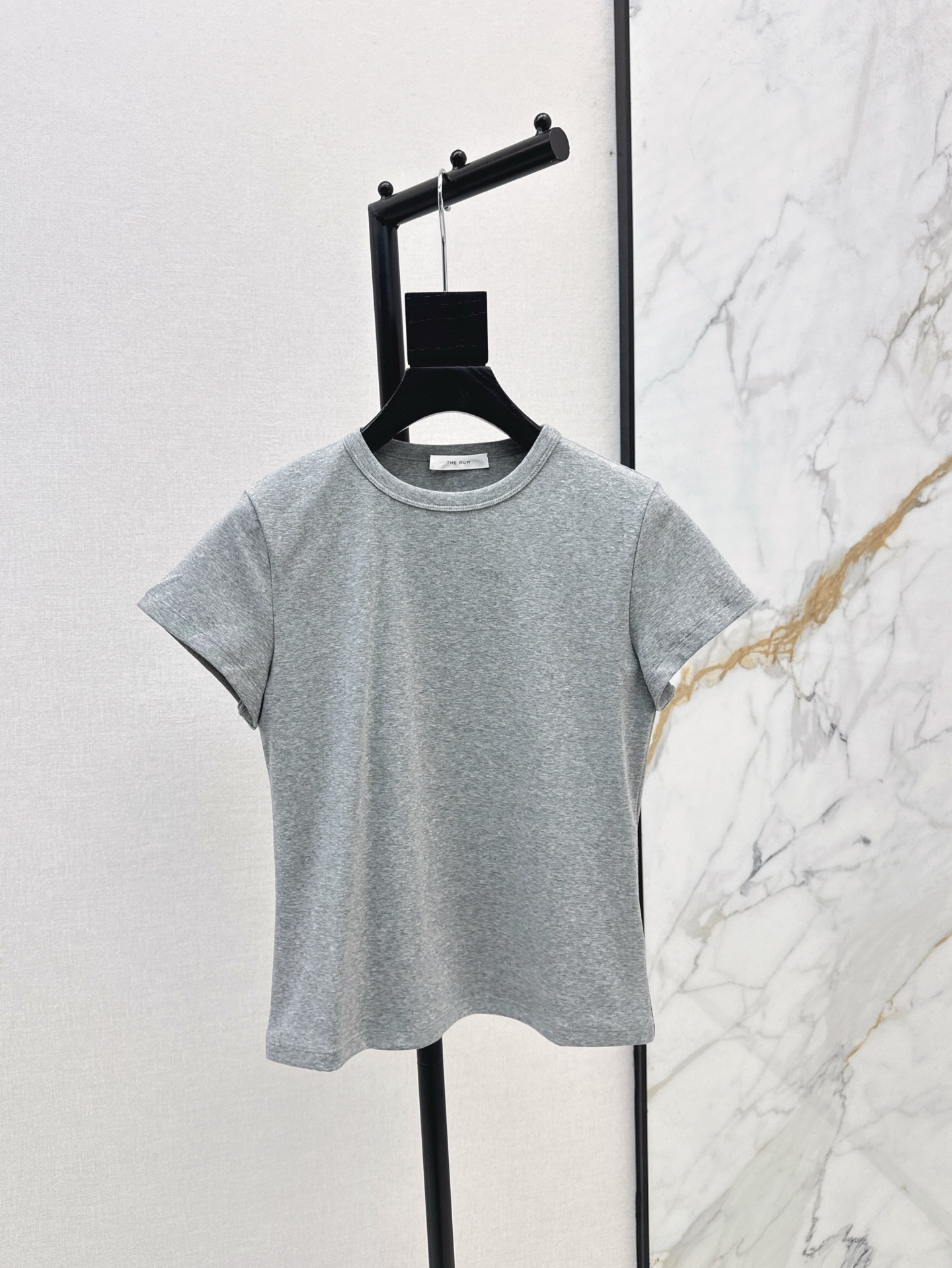 NO:326402,Recommended single models Row 25Ss————The latest high-end minimalist style classic basic round-neck T-shirt fashionable and exquisite items in spring and summer. All-match styles in all seasons. ~~ Italian minimalist high-end sense. Imported high-end combed cotton fabric has a great texture. The classic style is not picky. Five-color spot-on sml, tees, t-shirt, alexander wang19860909爆单款推荐 Row 25Ss————春夏最新款高级极简风经典基础圆领T恤时髦精单品 四季百搭款 ～～意式极简的高级感 进口高支精梳纯棉面料质感超赞 经典版型不挑人 五色现货发售sml,,tees，t-shirt,alexander wang,Women's clothing