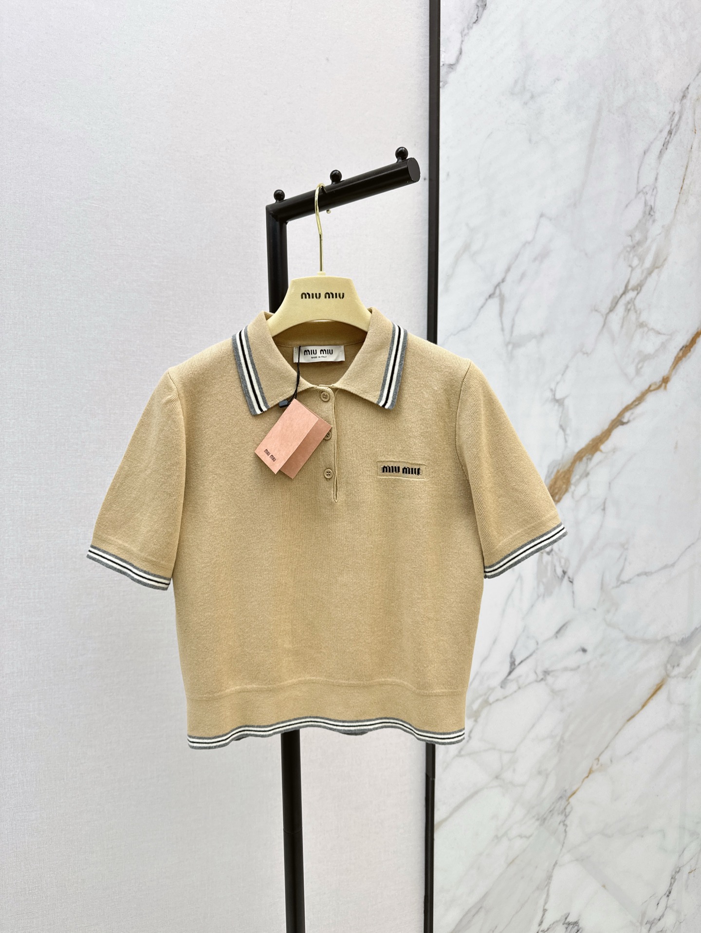 NO:326417,Miu 25Ss————The latest spring and summer style polo collar knitted short-sleeved sweater age-reducing Miu style outfits customized yarn temperament girlish style age-reducing sweet atmosphere Slim fit style with huge slim upper body, one color is available for sale in stock sml 922,,miumiu,sweaters,T-shirt,alexander wang19860909Miu 25Ss————春夏最新款减龄polo领针织短袖毛衣减龄miu系穿搭 定制纱线 气质少女风减龄甜美气息 修身版型上身巨显瘦 一色现货发售sml 922,,miumiu,sweaters,T-shirt,alexander wang,Women's clothing