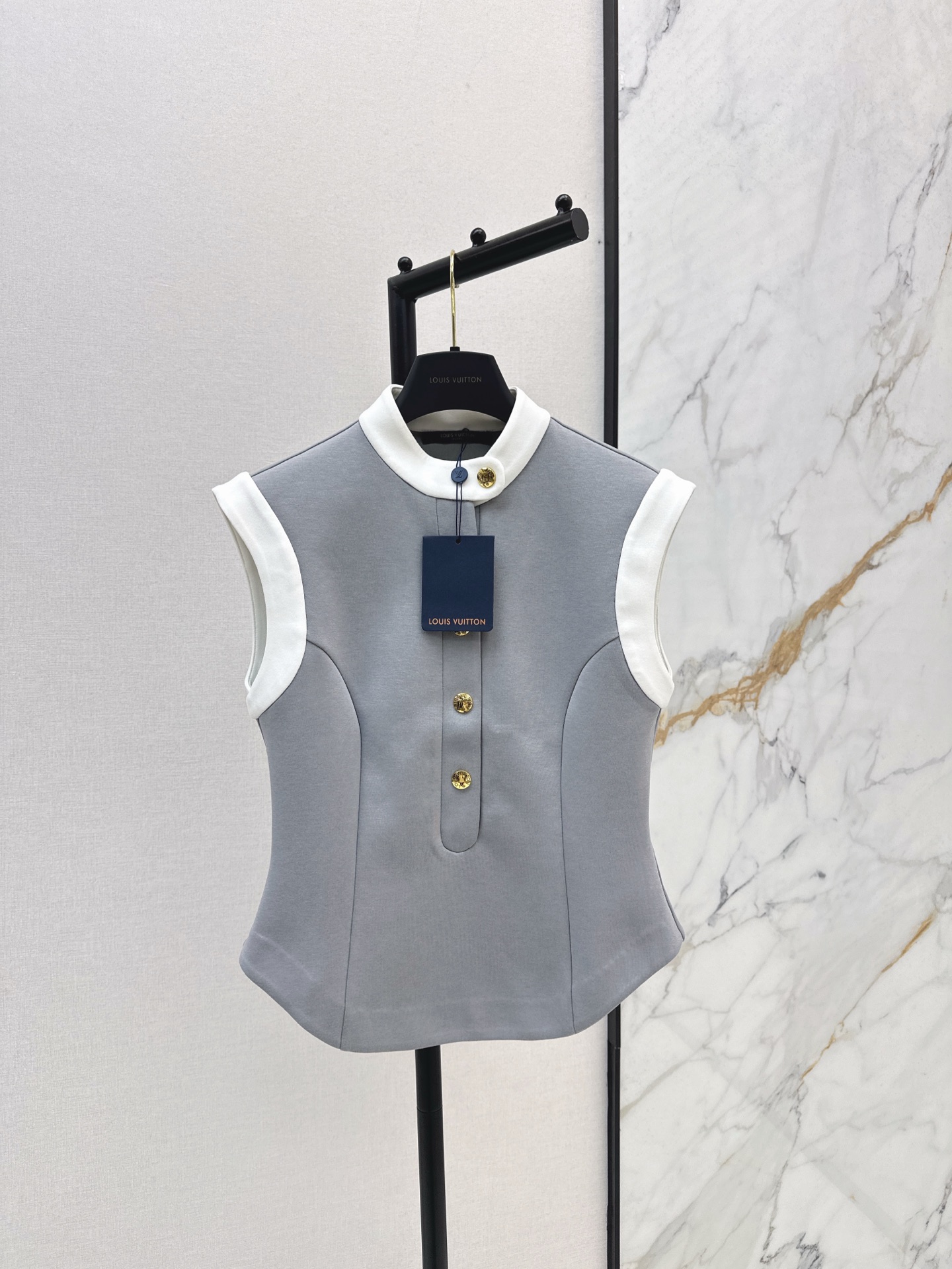 NO:326405,L Home 25Ss————The latest spring and summer stand-up collar color-blocked sleeveless tops with exquisite princess stitching enhances the body curve. Elegant round neck and color-blocked wing sleeves create a sporty style. Metal snap-button embossed back collar embossed leather decoration. Low-key details. The waist is not picky and versatile and fashionable. Two-color spot-on sm,,louis vuitton,alexander wang19860909L家 25Ss————春夏最新款立领拼色无袖上衣精致的公主缝线提升了身材曲线 优雅的圆领和拼色翼袖打造运动风尚 金属按扣点缀后领压花皮革装饰 细节低调 收腰不挑人百搭又时髦 两色现货发售sm,,louis vuitton,alexander wang,Women's clothing