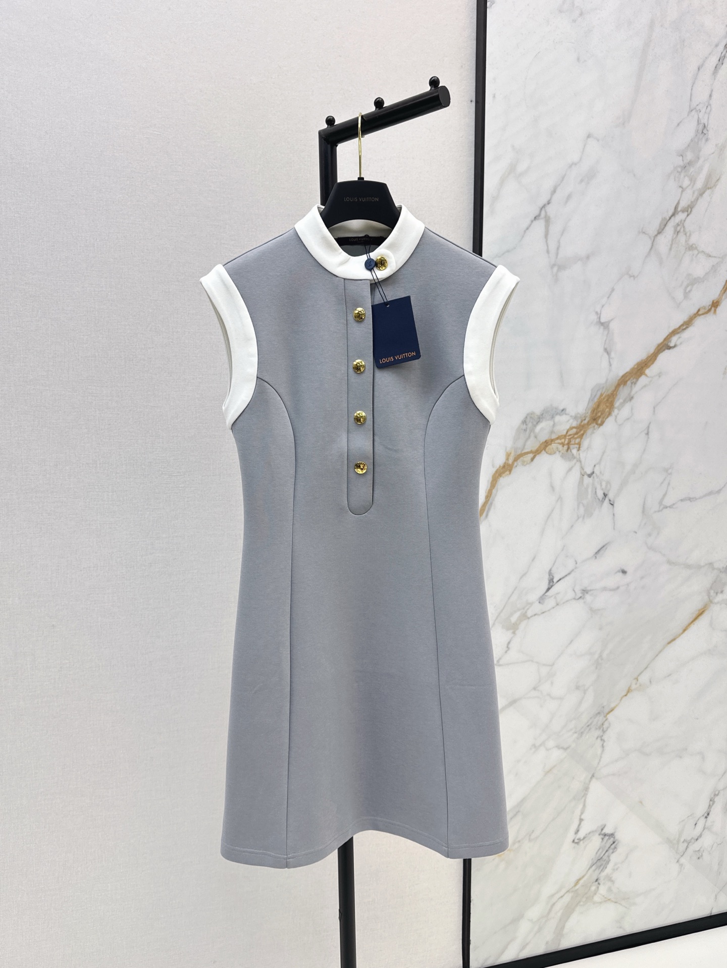 NO:326389,L Home 25Ss————The latest spring and summer stand-up collar color-blocked vest dress with exquisite princess stitching enhances the body curve. Elegant round neck and color-blocked wing sleeves create a sporty style. Metal snap embossed back collar embossed leather details are low-key. The waist is not picky and elegant and versatile and fashionable. Two-color spot sml, louis vuitton, skirts, alexander wang19860909L家 25Ss————春夏最新款立领拼色背心连衣裙精致的公主缝线提升了身材曲线 优雅的圆领和拼色翼袖打造运动风尚 金属按扣点缀 后领压花皮革细节低调 收腰不挑人优雅百搭又时髦 两色现货发售sml,,louis vuitton,skirts,alexander wang,Women's clothing