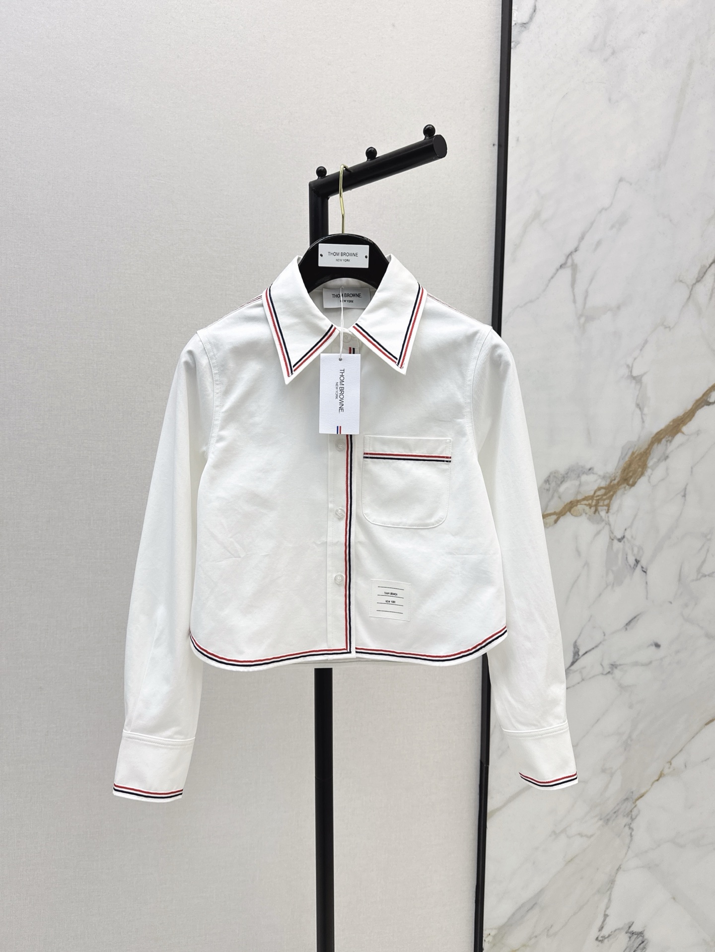 NO:326388,Age-reducing products TB 25Ss—————The latest spring and summer classic contrasting webbing decoration college style short shirt positioning three-color bar element webbing splicing technology Small short curved H-shaped design versatile and not picky, can be sweet and salty to relax and reduce the temperament of a girl. Imported cotton fabric with good texture. One-color spot sml, Shirts, alexander wang19860909减龄单品 TB 25Ss—————春夏最新款经典撞色织带装饰学院风短款衬衫定位三色杠条元素织带拼接工艺 小短款弧边H版型设计 百搭不挑人 可甜可盐休闲减龄少女气质 进口棉质面料 质感很好 一色现货发售sml,,shirts,alexander wang,Women's clothing