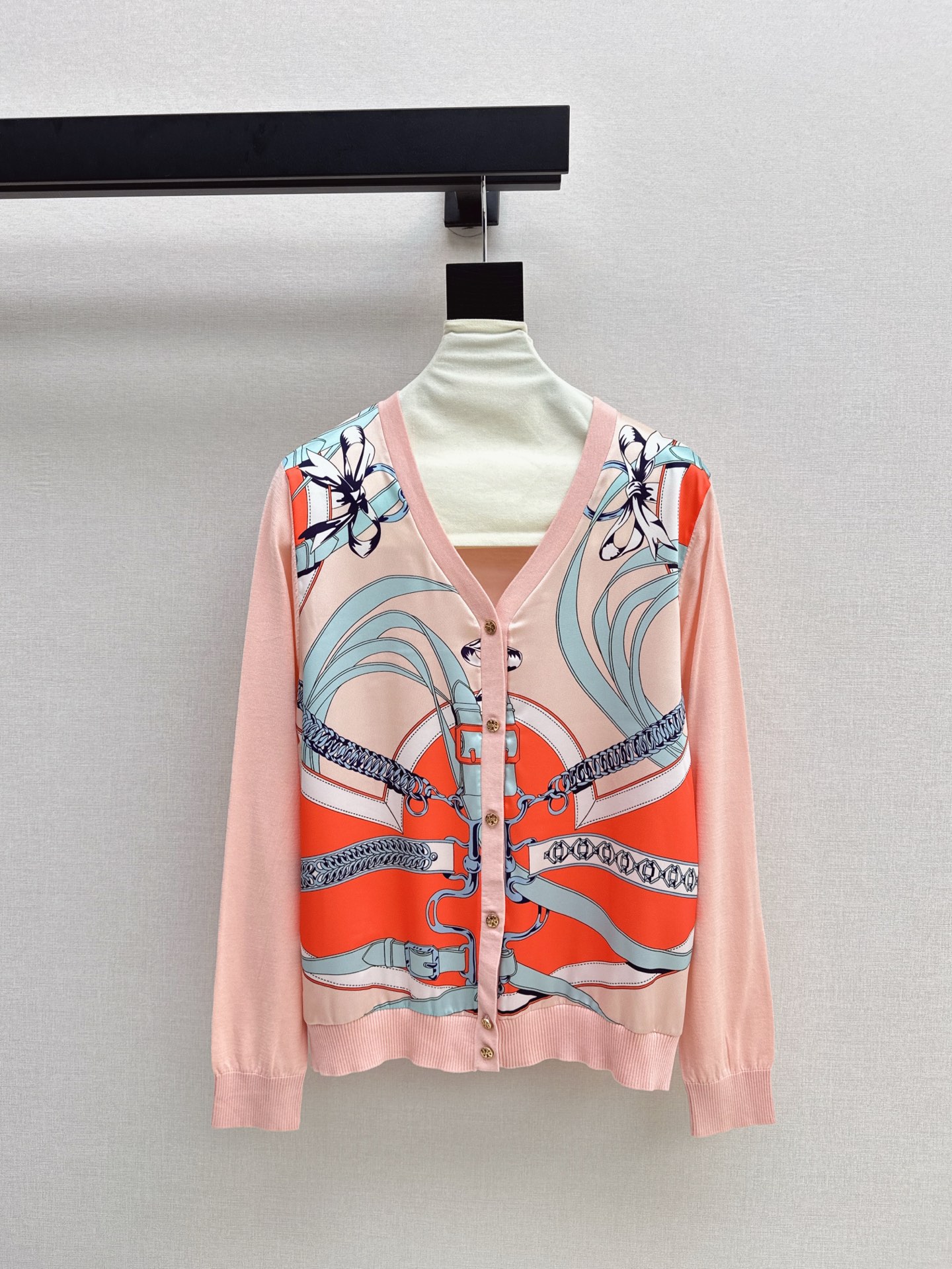 NO:326724,Exclusive first release Her 25Ss————The latest spring and summer style silk-print pattern spliced ​​knitted cardigan Tennis knitted fabric spliced ​​twill silk. The thin texture is very breathable. The must-have item in summer. The classic style is not picky. The upper body looks slim and versatile. Two colors are available in stock. Alexander wang19860909独家首发 Her 25Ss————春夏最新款人丝印花图案拼接针织开衫天丝针织面料拼接斜纹人丝 轻薄的质感透气性很好 夏日必备单品 工经典版型不挑人 上身显瘦又百搭 两色现货发售sml,,alexander wang,Women's clothing