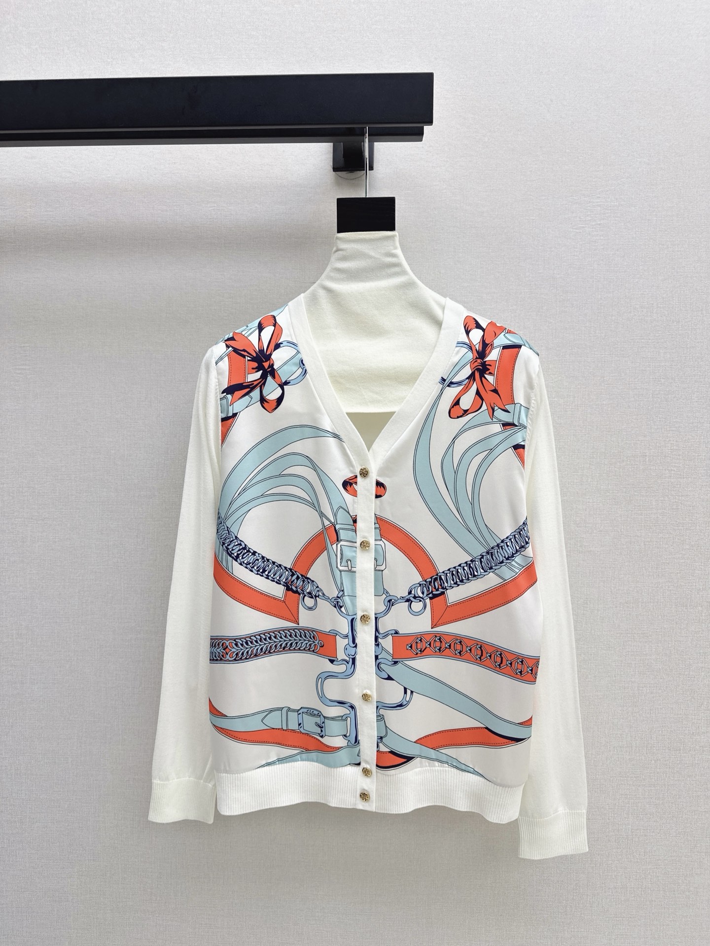 NO:326721,Exclusive first release Her 25Ss————The latest spring and summer style silk-print pattern spliced ​​knitted cardigan Tennis knitted fabric spliced ​​twill silk. The thin texture is very breathable. The must-have item in summer. The classic style is not picky. The upper body looks slim and versatile. Two colors are available in stock. Alexander wang19860909独家首发 Her 25Ss————春夏最新款人丝印花图案拼接针织开衫天丝针织面料拼接斜纹人丝 轻薄的质感透气性很好 夏日必备单品 工经典版型不挑人 上身显瘦又百搭 两色现货发售sml,,alexander wang,Women's clothing