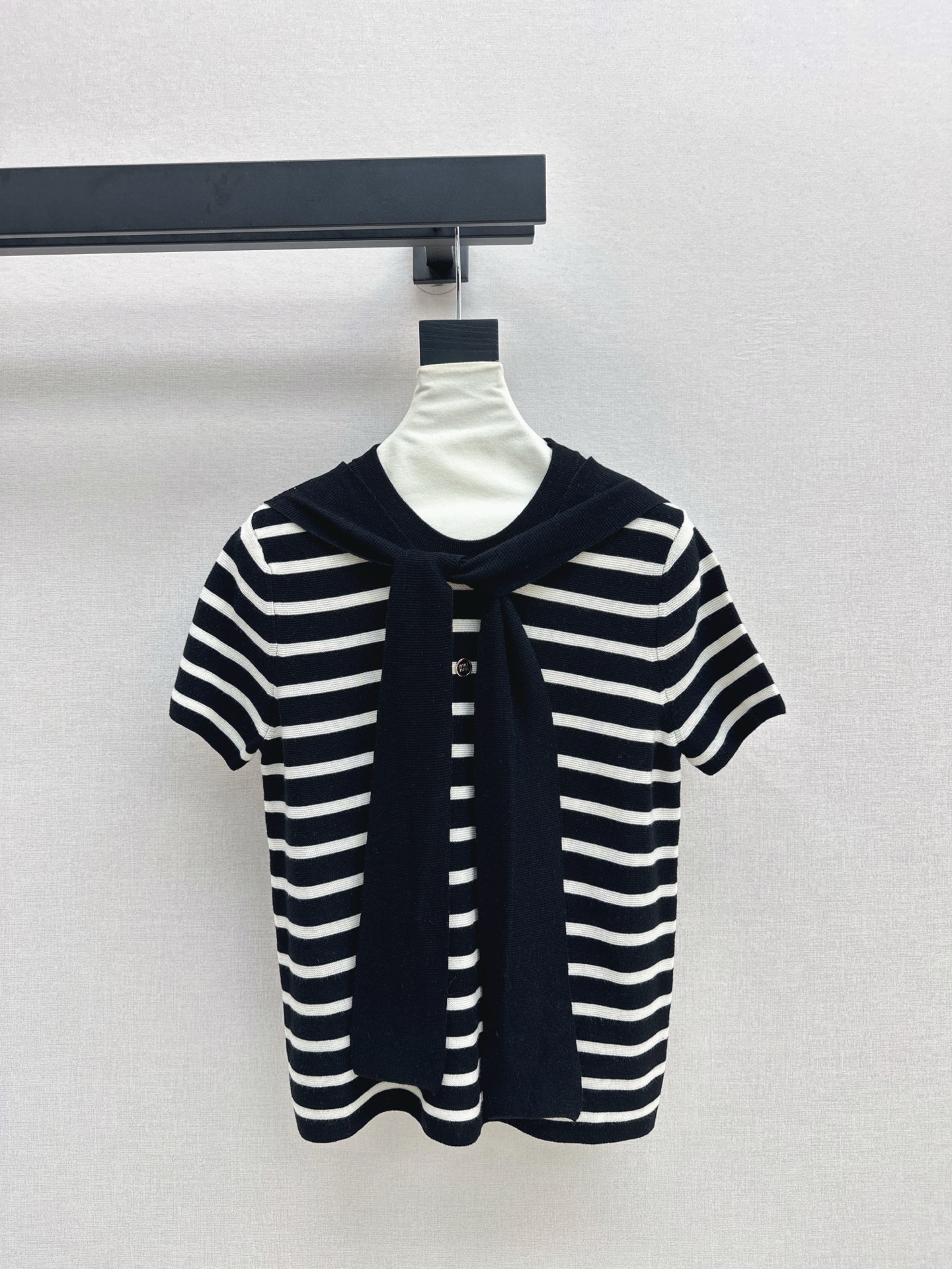 NO:326712,Exclusive first launch Miu 25Ss———The latest style of the latest style of lazy shawls, knitted sweater, lazy shawls   round neck loose sweater, perfect interpretation of fashionable master outfit Look knitted fabric fluffy texture full of warmth, two colors are on sale in stock,,miumiu,sweaters,shawls,alexander wang19860909独家首发 Miu 25Ss———早春最新款最新款慵懒披肩针织衫慵懒披肩 圆领宽松毛衣 完美演绎时髦达人穿搭Look 针织面料 蓬松质感暖意十足 两色现货发售sml,,miumiu,sweaters,shawls,alexander wang,Women's clothing