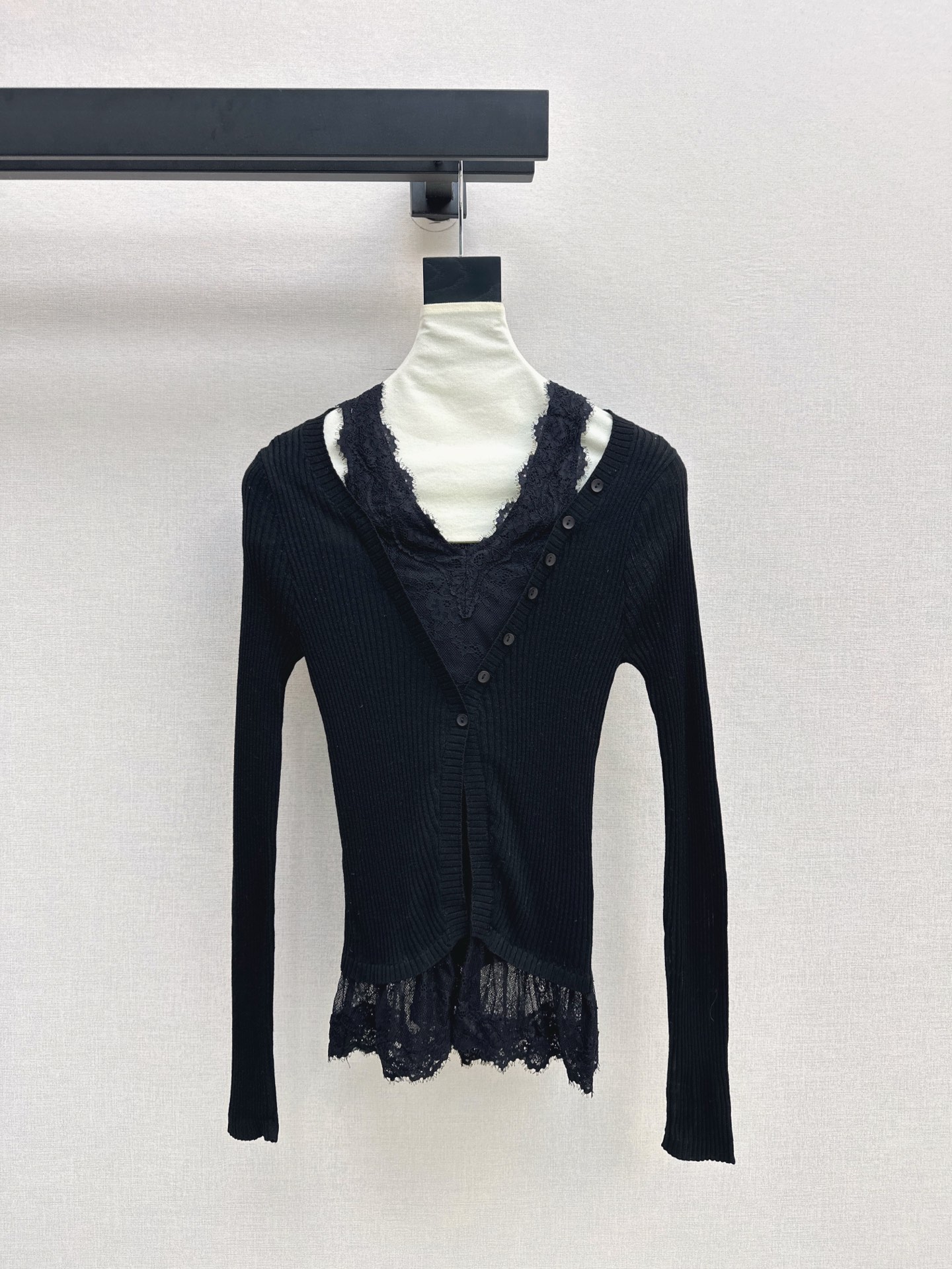 NO:326735,CD 25Ss—————The latest spring and summer lace splicing fake two-piece sweater classic color matching, high-end design, full of exquisite feminine outfit, short style can better show the body proportions, two-color sml, alexander wang19860909CD 25Ss————春夏最新款蕾丝拼接假两件针织衫经典配色怎么穿都高级 叠层假两件设计感爆棚 精致女人味穿搭Look～短款版型更能展现身材比例 两色现货发售sml,,alexander wang,Women's clothing