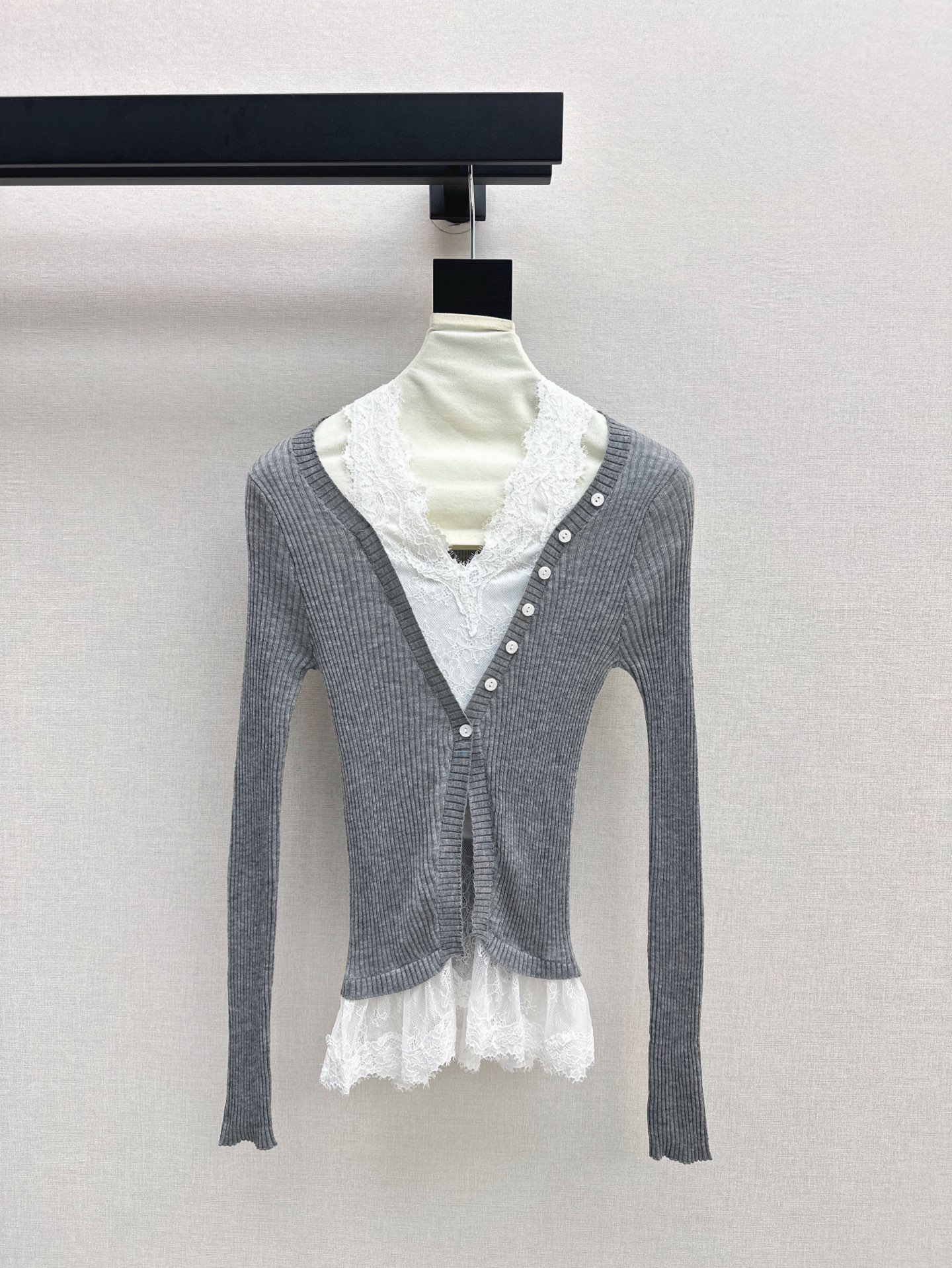 NO:326738,CD 25Ss—————The latest spring and summer lace splicing fake two-piece sweater classic color matching, high-end design, full of exquisite feminine outfit, short style can better show the body proportions, two-color sml, alexander wang19860909CD 25Ss————春夏最新款蕾丝拼接假两件针织衫经典配色怎么穿都高级 叠层假两件设计感爆棚 精致女人味穿搭Look～短款版型更能展现身材比例 两色现货发售sml,,alexander wang,Women's clothing