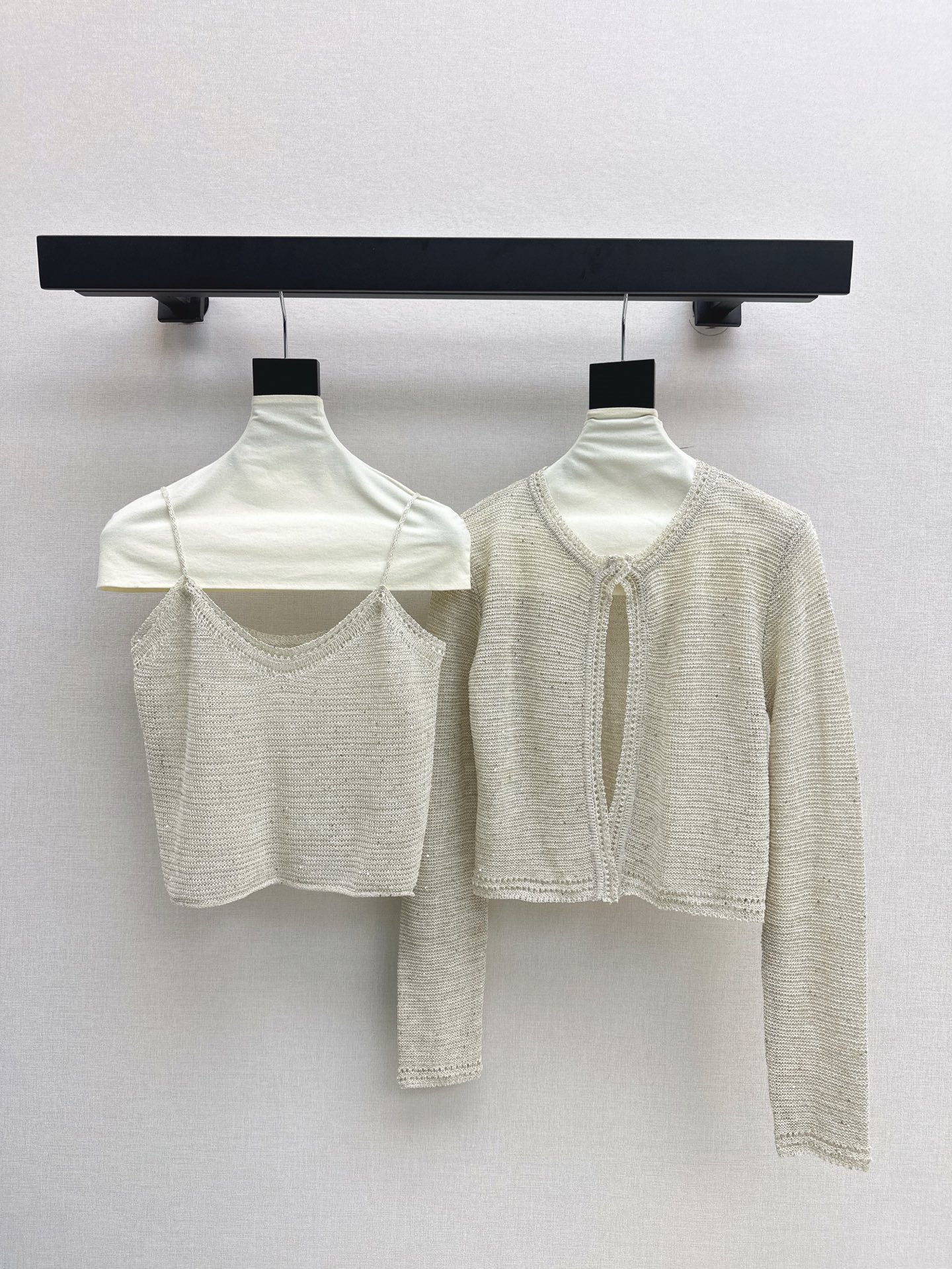 NO:317749,Bal 25Ss————The latest exquisite feminine outfit in spring and summer, knitted two-piece sleeveless knitted vest   round neck cardigan, showing high-end literary style, fashionable and versatile, not picky, fashionable and eye-catching, one set, two colors for sale in stock, alexander wang19860909Bal 25Ss————春夏最新款精致女人味穿搭针织两件套无袖针织背心 圆领开衫 尽显高级文艺范儿 时髦百搭不挑人 时髦又吸睛 一套出 两色现货发售sml,,alexander wang,Women's clothing