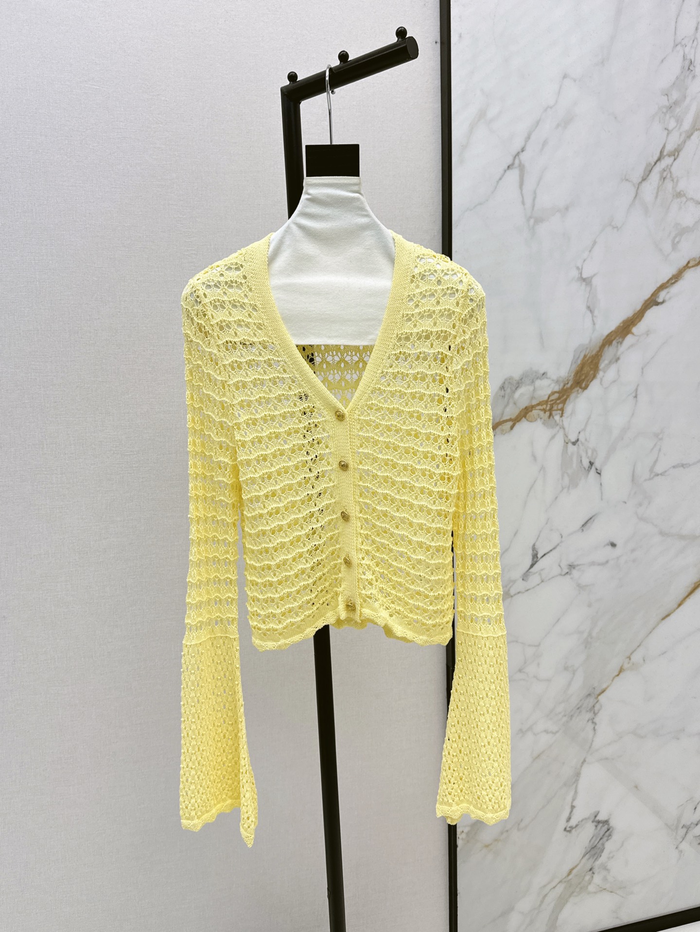 NO:317775,Exclusive first Bal 25Ss———The latest hollow knitted cardigan in spring and summer, customized bead fabric, very gentle color, extremely comfortable, the yarn is skin-friendly, breathable and resilient, refreshing and versatile, the best CP combination is fashionable and elegant, three colors are available in stock,,alexander wang19860909独家首发 Bal 25Ss———春夏最新款镂空针织开衫 定制曲珠面料 非常温柔的颜色 舒适度极高 纱线亲肤透气回弹性极好～清爽百搭 最佳cp组合时髦优雅 三色现货发售sml,,alexander wang,Women's clothing