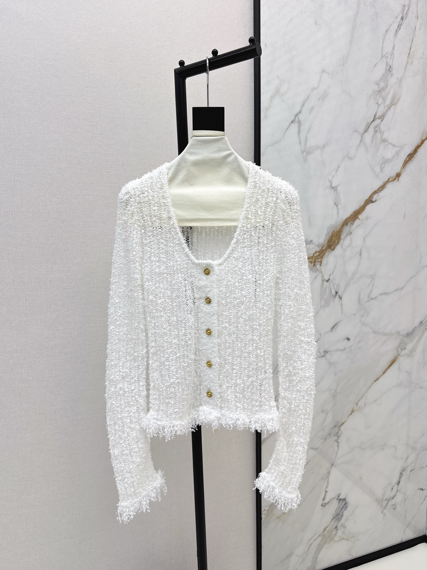 NO:317772,Exclusive first release Bal 25Ss———The latest spring and summer tassel-edged V-neck knitted cardigan custom curved bead fabric very gentle color extremely comfortable, extremely comfortable and excellent skin-friendly breathable and resilient yarn~ refreshing and versatile. The best CP combination is fashionable and elegant. Two colors are available in stock. SML, alexander wang19860909独家首发 Bal 25Ss———春夏最新款流苏边装饰V领针织开衫 定制曲珠面料 非常温柔的颜色 舒适度极高 纱线亲肤透气回弹性极好～清爽百搭 最佳cp组合时髦优雅 两色现货发售sml,,alexander wang,Women's clothing