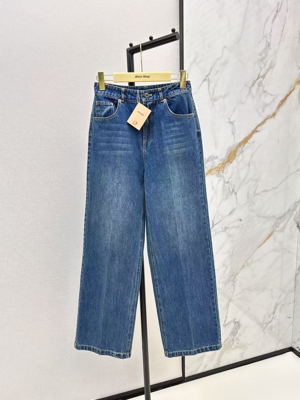 NO:317769,Miu 25Ss————The latest spring and summer letter embroidered denim straight-leg pants, retro washing cowboys, creating street aesthetic styling artifact, handsome and fashionable, imported denim fabric, excellent texture, straight-leg pants, versatile and not picky, one-color spot-on sml,,miumiu,alexander wang19860909Miu 25Ss————春夏最新款字母刺绣牛仔直筒裤 复古洗水牛仔 打造街头美感造型神器 帅气又时髦 进口牛仔面料质感超赞 直筒裤型 百搭不挑人 一色现货发售sml,,miumiu,alexander wang,Women's clothing