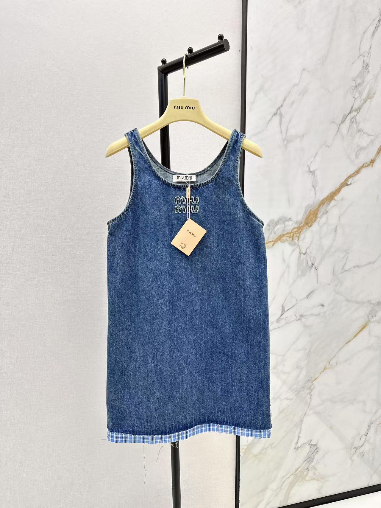 NO:317760,Miu 25Ss———The latest embroidered denim wool-edged suspender dress in spring and summer. The embroidered logo embellishes the middle. Low-key and fashionable. Customized denim wash vintage blue fabric. Simple and high-end. It looks slim and refreshing in summer. The straight-tube skirt is simply amazing. It is full of youthful girls. The blue plaid wool design makes the whole more fashionable. It reduces age and shows temperament. A must-have item in hot summer. It is available in stock. SML, miumiu, skirts, alexander wang.19860909Miu 25Ss———春夏最新款刺绣牛仔毛边吊带连衣裙 刺绣Logo点缀其间 低调又时髦好看 定制牛仔洗水复古蓝面料 简约高级 夏季显瘦又清爽不挑人 吊带直筒裙形简直绝了 充满青春少女减龄感 蓝色格纹毛边的设计让整体更加时尚 减龄又显气质 炎炎夏日必备单品 一色现货发售sml,,miumiu,skirts,alexander wang,Women's clothing
