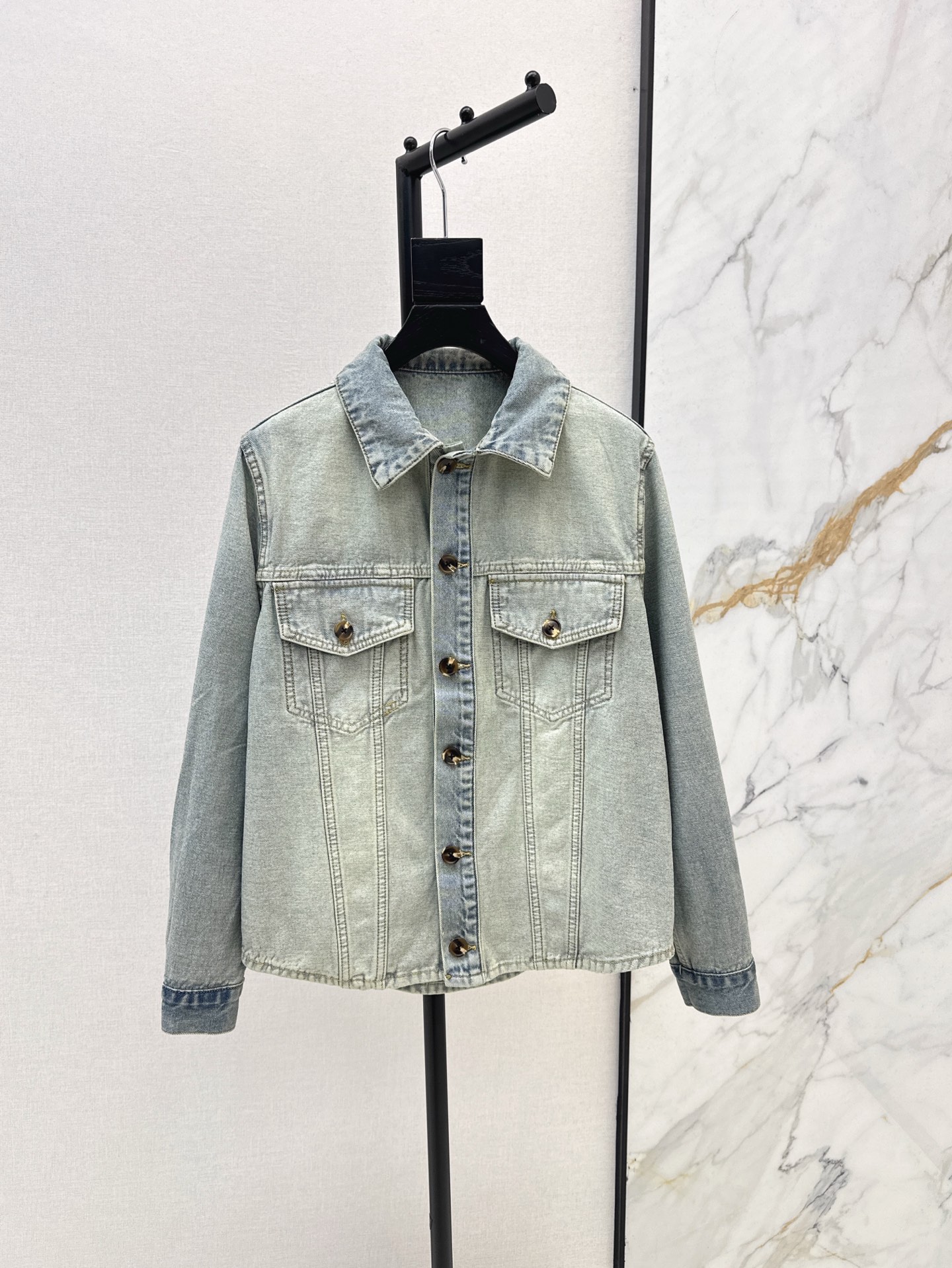 NO:317754,Exclusive model ~ Fashionable niche design 25Ss————The latest retro washing cowboy double-sided shirts in spring and summer are natural and casual~ Denim is worthy of being the panacea in the fashion industry and is a classic that can never be separated from in the closet. Early spring is a good season to wear denim. The double-sided craftsmanship is a contrasting color splicing to increase visual sense. Wear on both sides every day. Wear on one color on the spot. SML, Shirts, Alexander wang19860909独家款 ～ 时髦小众设计 25Ss————春夏最新款复古洗水牛仔双面衬衫自然随性～ 牛仔不愧为时尚界的万金油 是衣橱里永远离不开的经典 早春就是穿牛仔的好季节 双面工艺深浅撞色拼接 增加视觉感 日常两面换着穿 一色现货发售sml,,shirts,alexander wang,Women's clothing