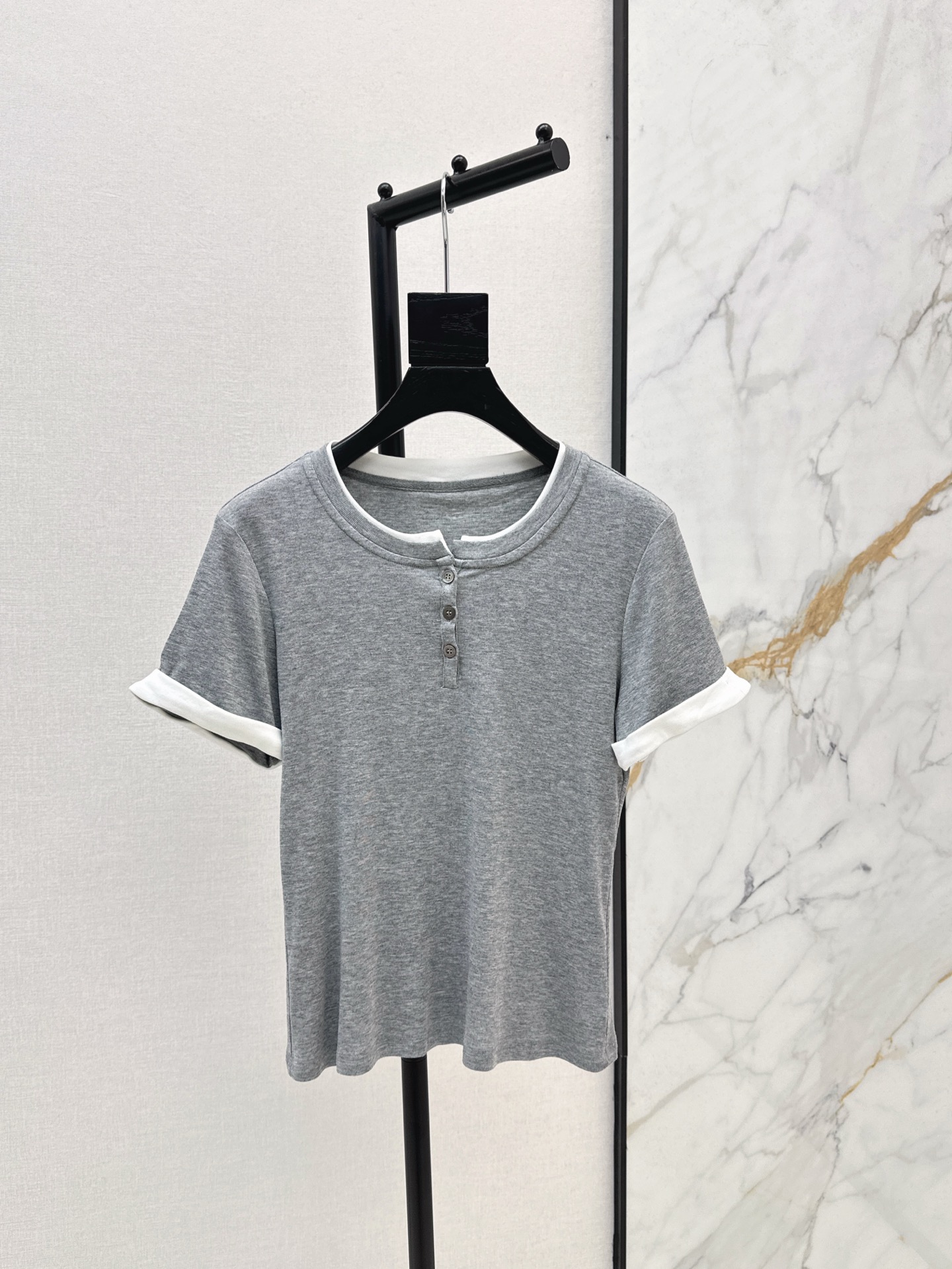 NO:317742,Fashionable niche design 25Ss————The latest fake two-piece method for spring and summer, round neck short-sleeved T-shirt, contrasting color fake two-piece method for more durable, soft and comfortable fabric, slim upper body, versatile and atmospheric and easy to wear, fresh and simple outfits are really a favorite, daily outfits are very needed, four-color spot is available for sale sml, T-shirt,tees, t-shirt,alexander wang19860909时髦小众设计 25Ss————春夏最新款假两件做法圆领短袖T恤 撞色假两件做法更经久耐穿 面料柔软舒适 版型上身修身显瘦 百搭大气又好穿 清新简约的穿搭真的很爱 日常穿搭太需要了 四色现货发售sml,,T-shirt,tees，t-shirt,alexander wang,Women's clothing