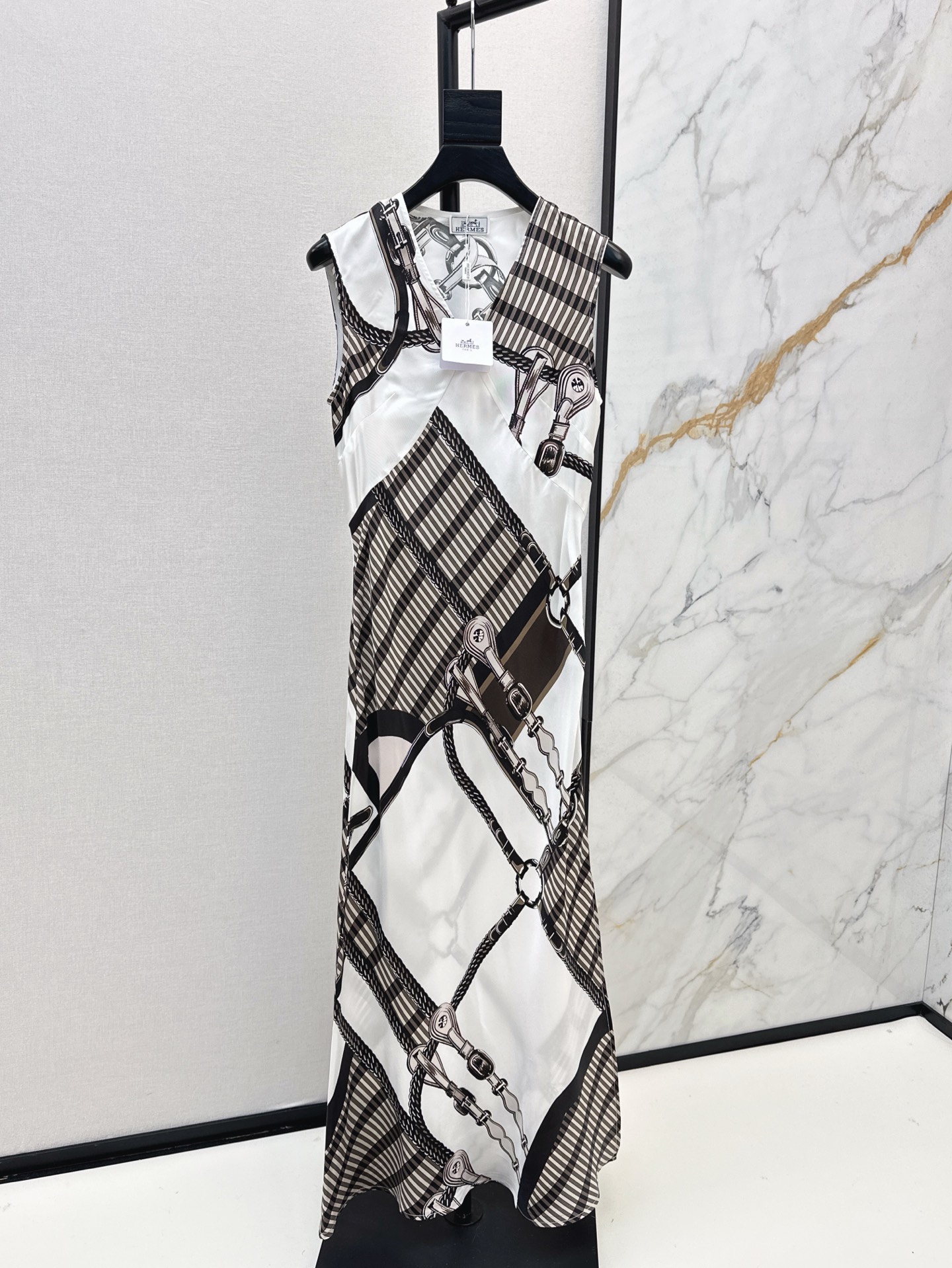 NO:317739,Her 25Ss————The latest V-neck vest slit dress in spring and summer Coaching Remix pattern positioning printing 100% twill silk silk fabric Custom telescopic slanted cutting process super waste White and rich beauty must have versatile items casual design concept simple and atmospheric slim fit style and super slim upper body. One-color spot on sale sml, coach, skirts, real silk, alexander wang19860909Her 25Ss————春夏最新款V领背心开叉连衣裙Coaching Remix图案定位印花百分百斜纹绸真丝面料 定制伸缩斜裁工艺超废料 白富美必备百搭单品 随性设计理念简约大气 修身版型上身超显瘦 一色现货发售sml,,coach,skirts,real silk,alexander wang,Women's clothing