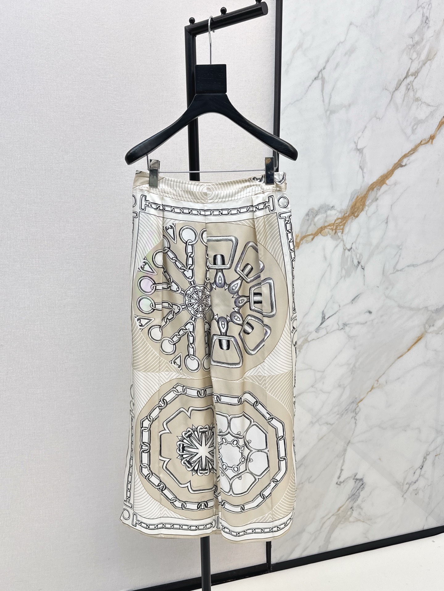 NO:317736,Her 25Ss————The latest spring and summer rope printing full positioning pattern straight wide-leg pants 100% silk twill texture is excellent. The temperament toothpick line pleated straight pants are casual and generous. The beautiful color matching full positioning print is super high-end. The upper body is super slim and two colors are available in stock. Smlxl, real silk, alexander wang19860909Her 25Ss————春夏最新款绳索印花全定位图案直筒阔腿裤百分百真丝斜纹绸质感超赞 气质牙签线压褶直筒裤型随性大方 绝美配色全定位印花超高级 版型不挑人上身超显瘦两色现货发售smlxl,,real silk,alexander wang,Women's clothing