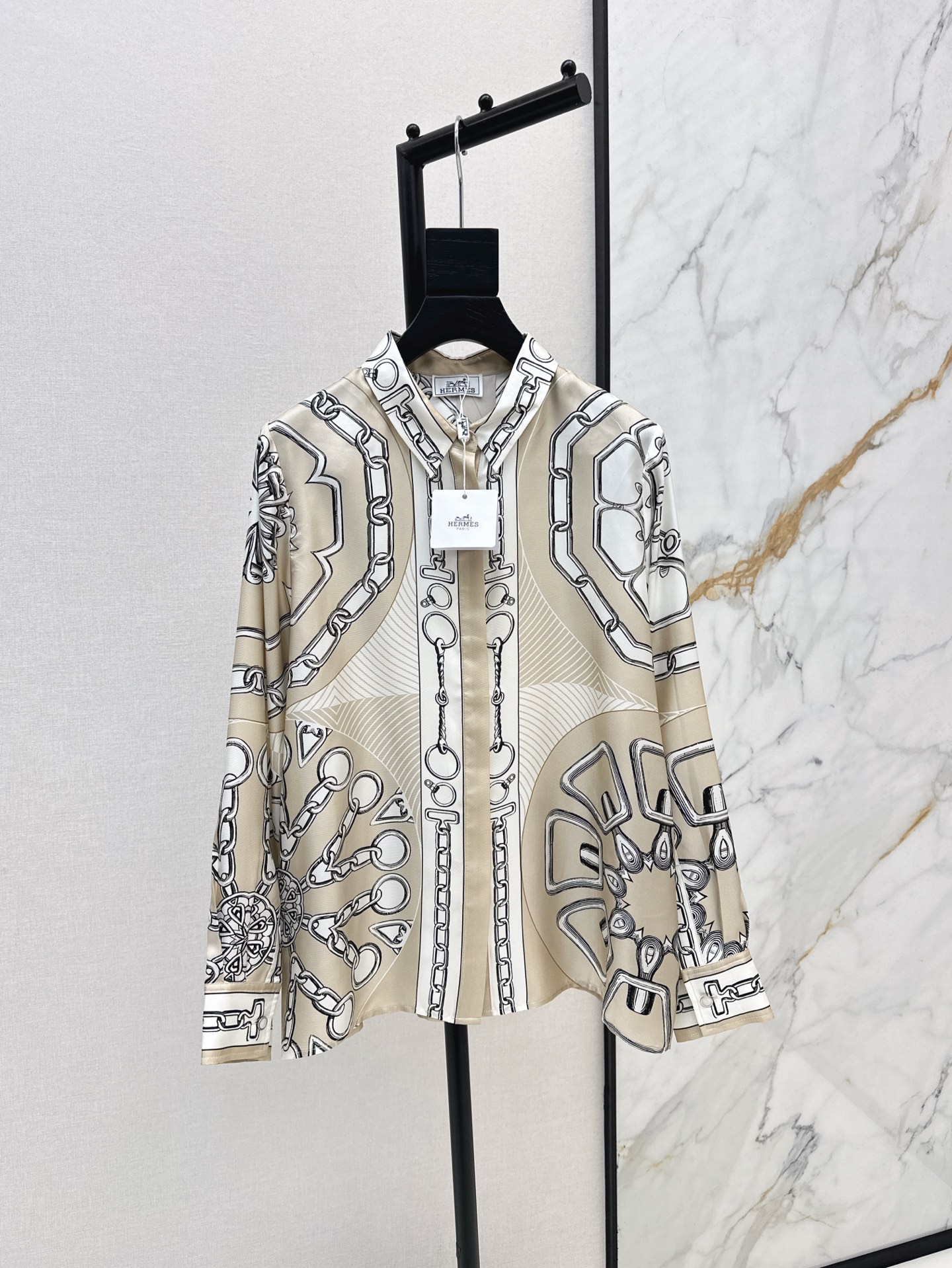 NO:317733,Her 25Ss————The latest spring and summer Effet kalei doscop series pattern silk shirt chain rope print full positioning pattern 100% silk twill texture is excellent, classic small lapel H-shaped style is casual and generous, beautiful color matching full positioning print super high-end. The style is not picky for people, the upper body is super slim, two colors are on sale in stock smlxl,,shirts,real silk,alexander wang19860909Her 25Ss————春夏最新款Effet kalei doscop系列图案真丝衬衫链条绳索印花全定位图案 百分百真丝斜纹绸质感超赞 经典小翻领H版型随性大方 绝美配色全定位印花超高级.版型不挑人上身超显瘦 两色现货发售smlxl,,shirts,real silk,alexander wang,Women's clothing