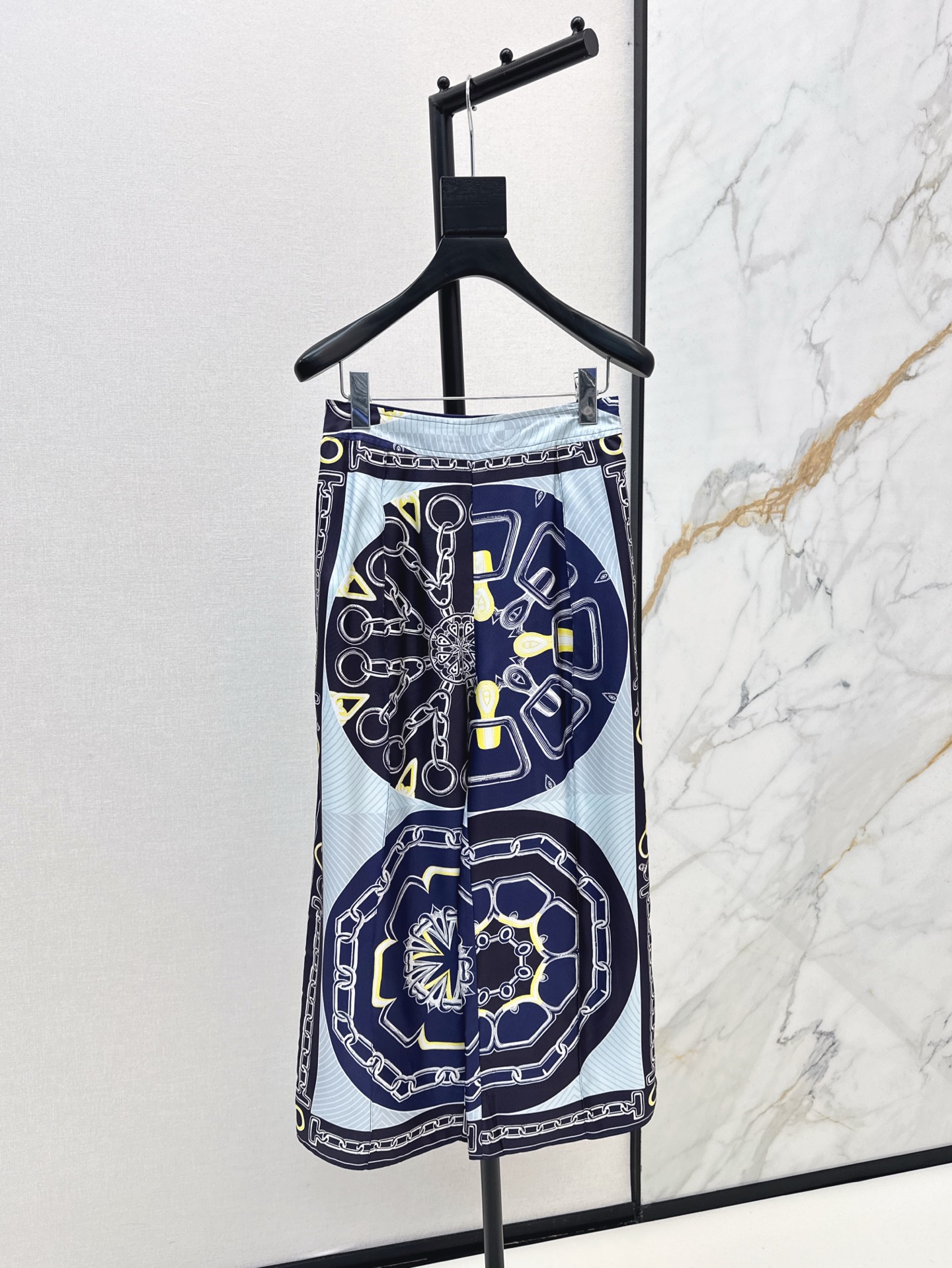 NO:317730,Her 25Ss————The latest spring and summer rope printing full positioning pattern straight wide-leg pants 100% silk twill texture is excellent. The temperament toothpick line pleated straight pants are casual and generous. The beautiful color matching full positioning print is super high-end. The upper body is super slim and two colors are available in stock. Smlxl, real silk, alexander wang19860909Her 25Ss————春夏最新款绳索印花全定位图案直筒阔腿裤百分百真丝斜纹绸质感超赞 气质牙签线压褶直筒裤型随性大方 绝美配色全定位印花超高级 版型不挑人上身超显瘦两色现货发售smlxl,,real silk,alexander wang,Women's clothing