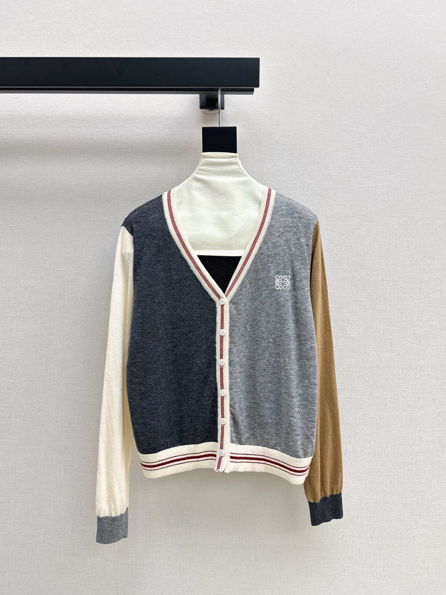 NO:317723,Exclusive model ~ Loe 25Ss————The latest color combination method of spring and summer knitted cardigan Super classic style Latest four-group combination Brand logo embroidery Lightweight wool blended yarn Two-color spot sml, loewe, alexander wang19860909独家款～ Loe 25Ss————春夏最新款拼色做法针织开衫 超级经典版型 最新的四组拼 品牌logo刺绣 轻薄羊毛混纺纱线 两色现货发售sml,,loewe,alexander wang,Women's clothing