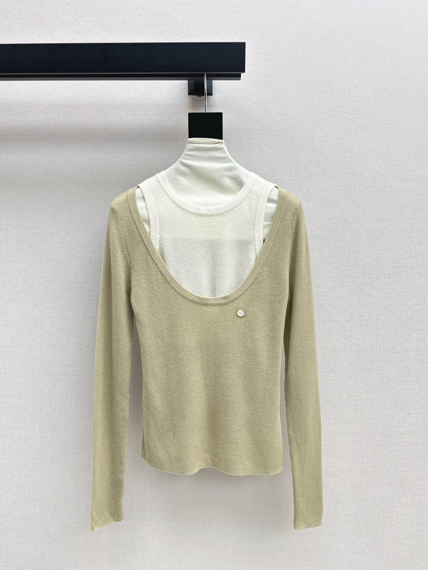 NO:317721,Exclusive model ~ Miu 25Ss————The latest spring and summer two-piece spliced ​​contrasting long-sleeved sweater two-in-one design Visual illusion effect Cute and playful wool blended yarn texture knitted softer and skin-friendly. Wear it in different styles with short skirts or pants. SML on sale in stock, Miumiu, skirts, alexander wang19860909独家款 ～ Miu 25Ss————春夏最新款假两件拼接撞色长袖针织衫二合一设计 视错觉效果 可爱俏皮 羊毛混纺纱线质感的针织更加柔软亲肤 搭配短裙或裤装穿出不同风格 一色现货发售sml,,miumiu,skirts,alexander wang,Women's clothing