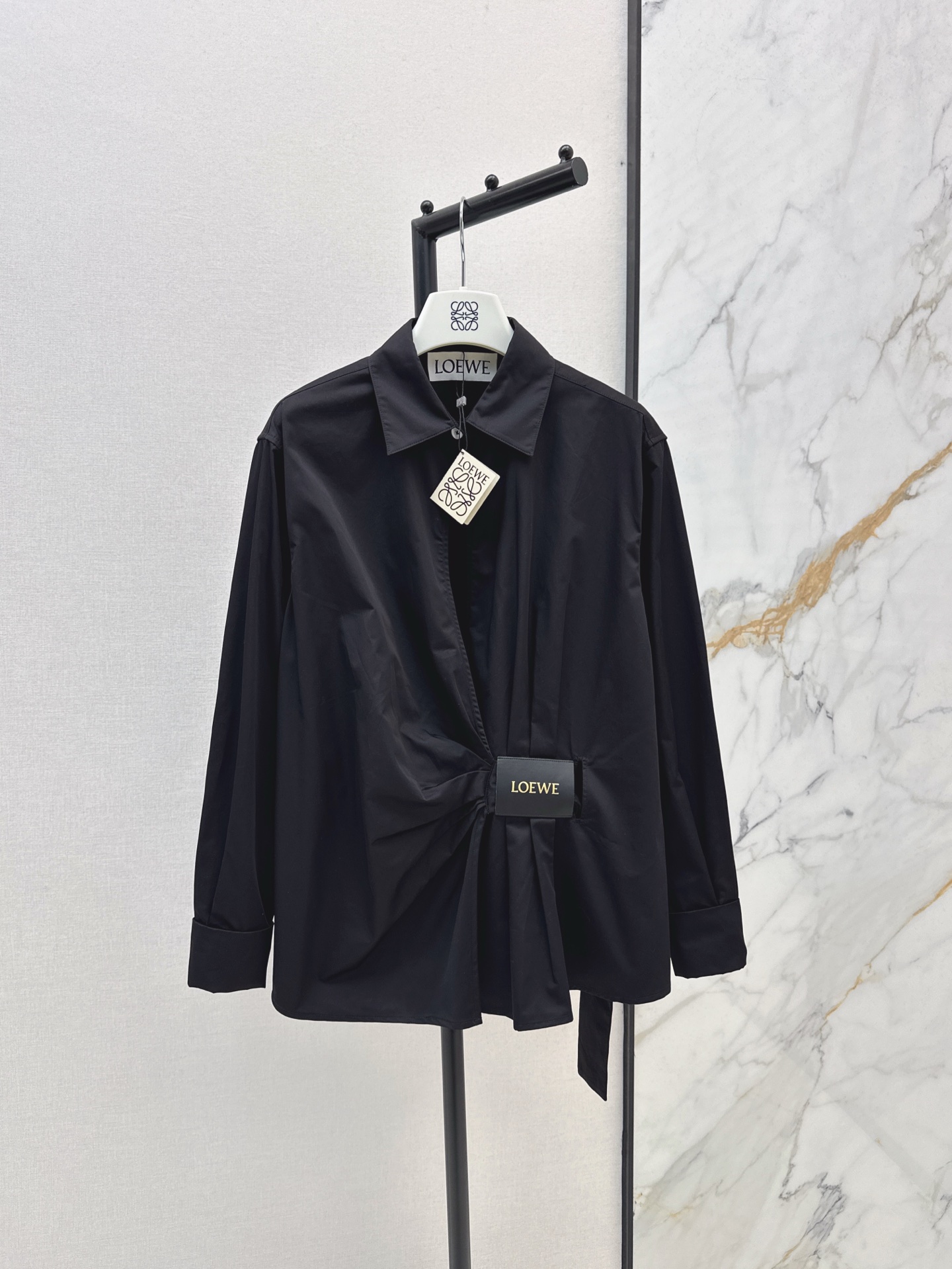 NO:317735,Loe 25Ss————The latest spring and summer lapel pleated design Logo leather decorative shirt. Recommended single styles. Absolute temperament. Customized logo leather brand decoration. The loose style is great. The whole cut is easy to wear and express a fashionable feeling. The oblique pleated design highlights the slim waist. The upper body is a temperamental girl. Two colors are on sale in stock. sml, loewe, shirts, alexander wang19860909Loe 25Ss————春夏最新款翻领褶皱设计Logo皮版装饰衬衫 爆单款推荐 绝绝子的气质感 定制logo皮牌装饰 宽松版型整个剪裁很棒 轻松穿出时髦感 斜边褶皱设计 更是突显小蛮腰 上身就是气质女孩 两色现货发售sml,,loewe,shirts,alexander wang,Women's clothing