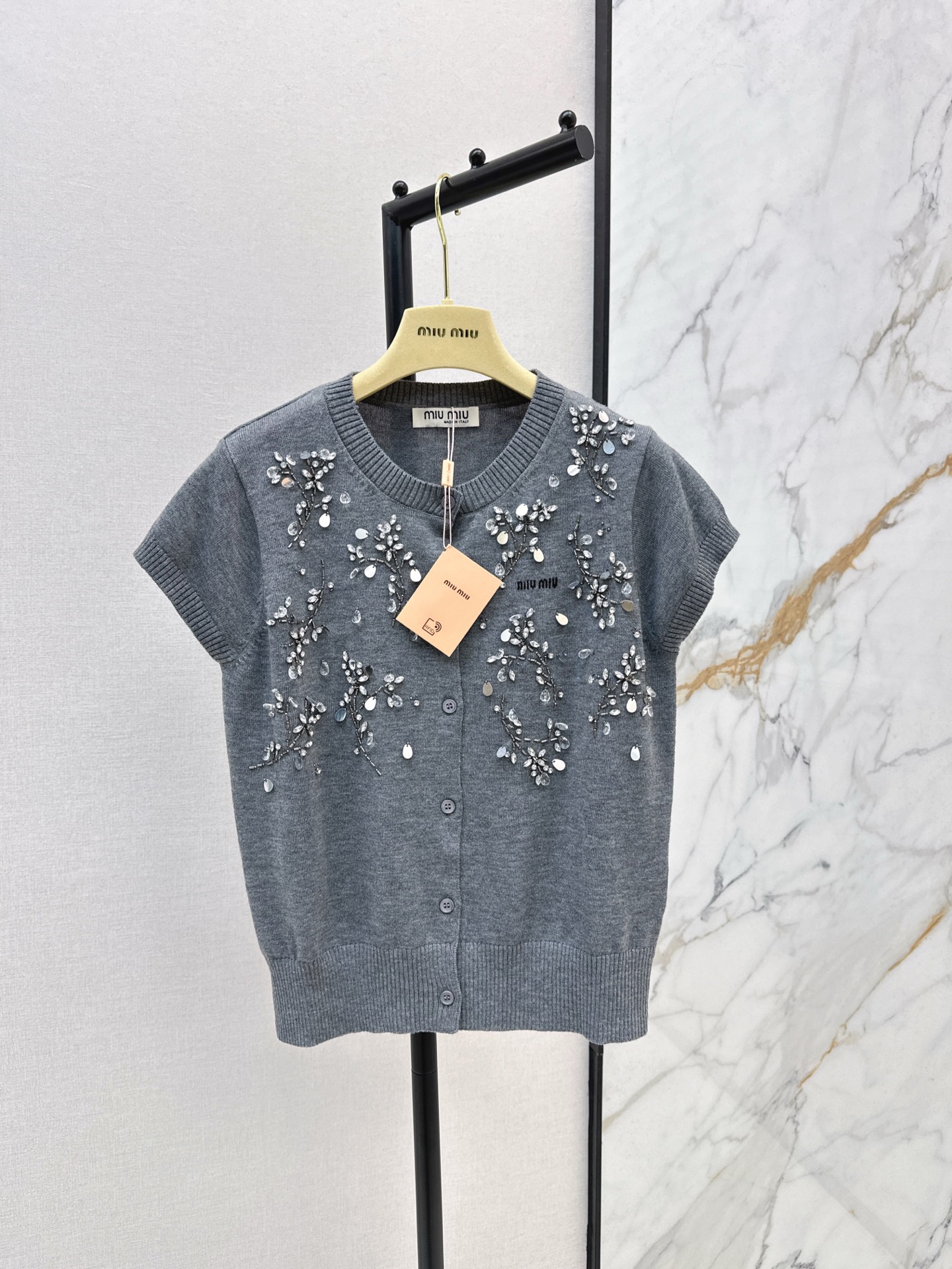 NO:317711,Miu girl outfit 25ss————The latest spring and summer beads, flowers, rhinestones, short-sleeved wool cardigans, heavy craftsmanship positioning, handmade rhinestones, beads, temperament, girlish style, small short design, age-reducing sweet atmosphere, customized version, huge slim upper body, one color is available for sale in stock,,miumiu, T-shirt,alexander wang19860909Miu 系少女穿搭 25ss————春夏最新款钉珠花朵水钻短袖羊毛小开衫重工艺定位手工水钻钉珠设计 气质少女风小短款设计 减龄甜美气息 定制版型上身巨显瘦 一色现货发售sml,,miumiu,T-shirt,alexander wang,Women's clothing