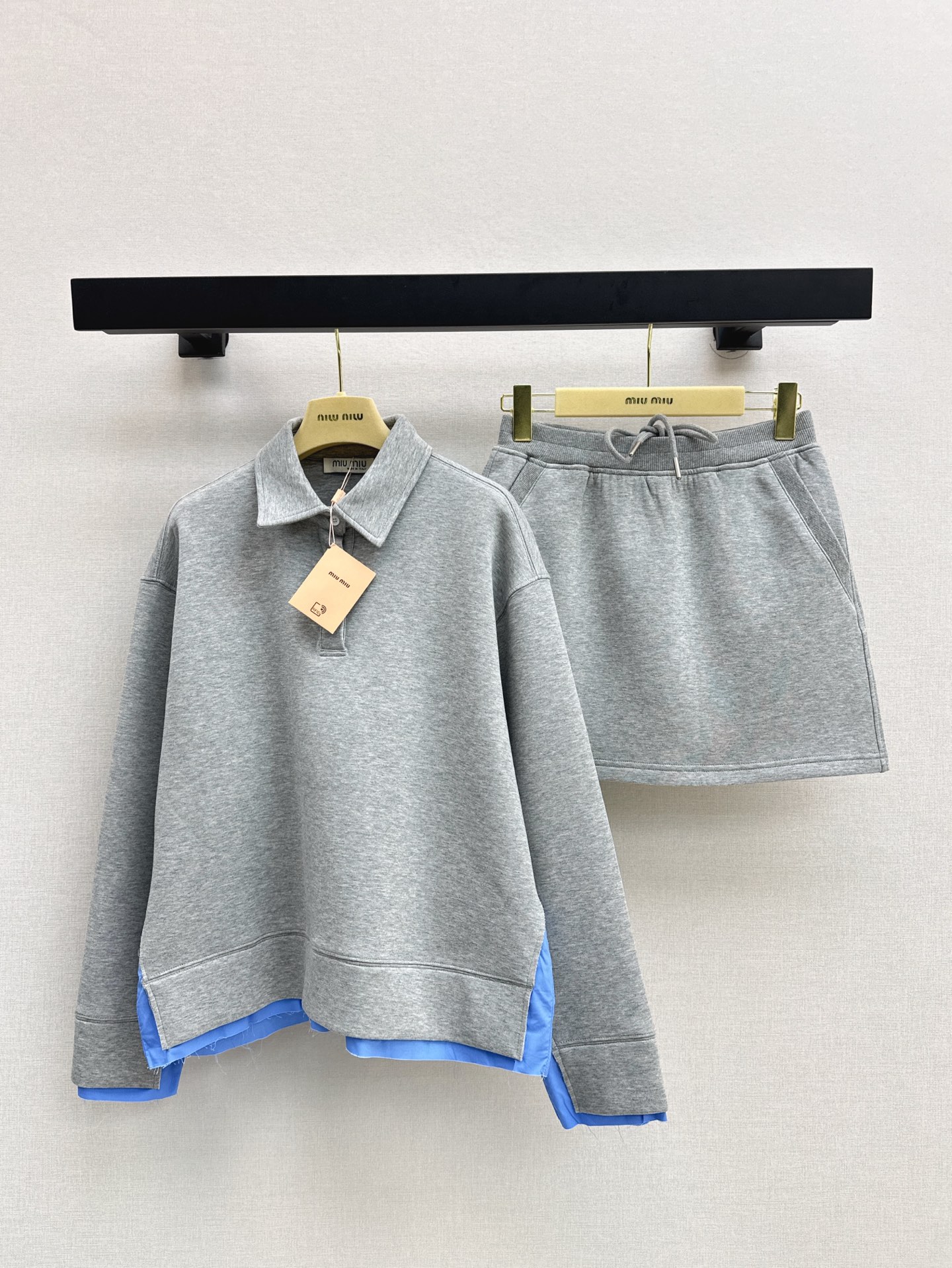 NO:317706,Exclusive first launch Miu 25Ss————The latest fashionable and fake two-piece sweatshirt suit in spring and summer. Long-sleeved polo lapel sweatshirt   skirt. Daily casual recommendation. Must-have when going out. The hem is a fake two-piece spliced ​​shirt design. Elastic waist skirt. Very stylish. Full of eye-catching. It looks so good alone. One set of matching is also very outstanding. One set of two colors is available for sale in stock. Miumiu, hoodie, sweatshirts, skirts, shirts, alexander wang.19860909独家首发 Miu 25Ss————春夏最新款时髦假两件设计卫衣套装 长袖polo翻领卫衣 半裙 日常休闲推荐 出街必备 下摆是假两件拼接衬衫设计 松紧腰半裙 很有范 满满的吸睛感 单穿太好看了 一套搭配也很出圈 一套出 两色现货发售sml,,miumiu,hoodie,sweatshirts,skirts,shirts,alexander wang,Women's clothing