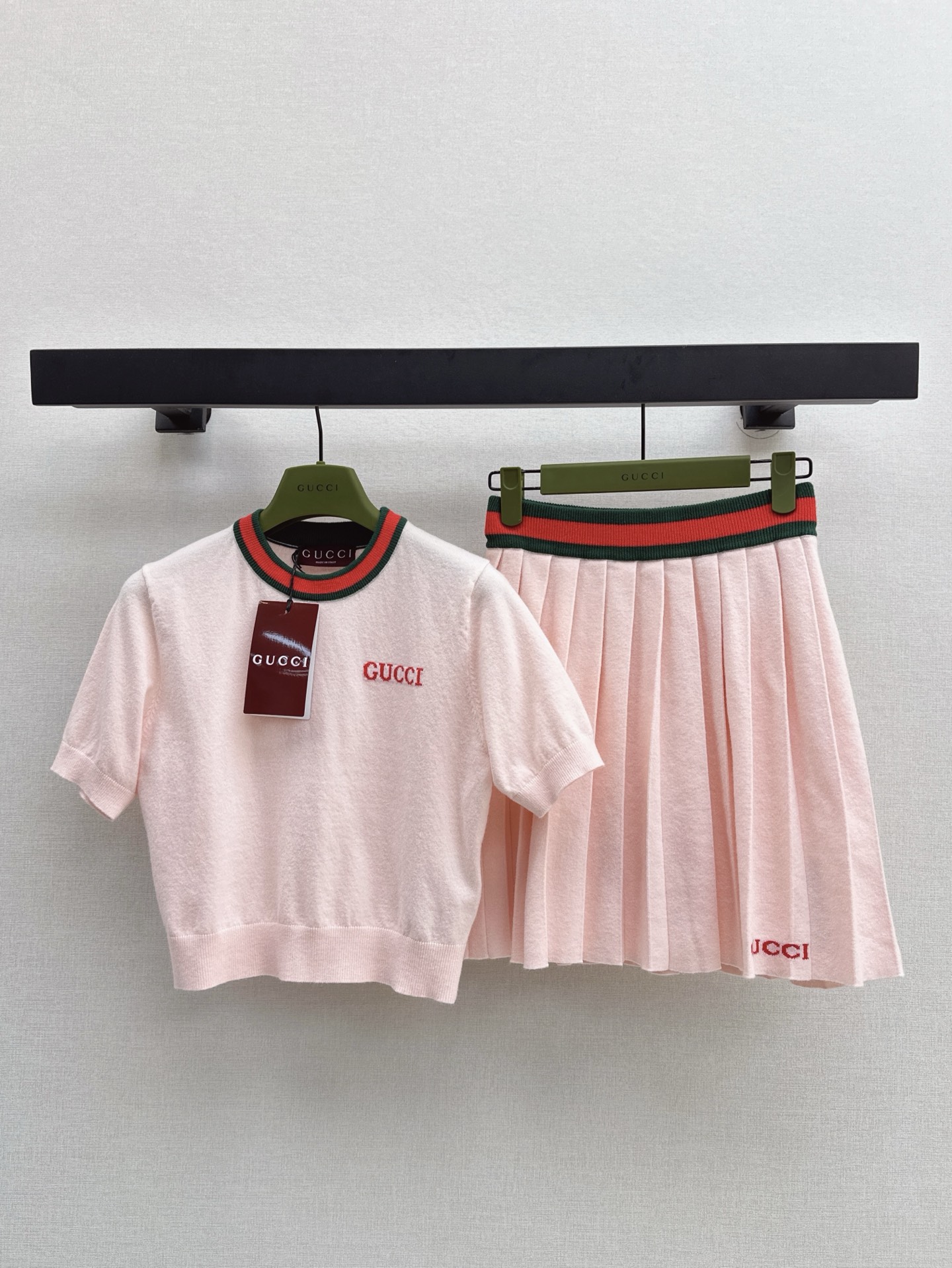 NO:317704,Gu 25Ss————The latest spring and summer knitted set knitted wool short-sleeved top   skirt. The texture is delicate and soft. Classic age-reducing items. The three-dimensional logo letter design is fashionable and handsome. The style is not picky about people's upper body and looks slim. The perfect item that is a must-have for white and rich beauty. One set is available in two colors. SML, skirts, T-shirt, alexander wang.19860909Gu 25Ss————春夏最新款减龄针织套装针织羊毛短袖上衣 半裙 质感细腻软糯 经典减龄单品 立体Logo字母设计时髦又帅气 版型不挑人上身巨显瘦 白富美必收的完美单品 一套出 两色现货发售sml,,skirts,T-shirt,alexander wang,Women's clothing