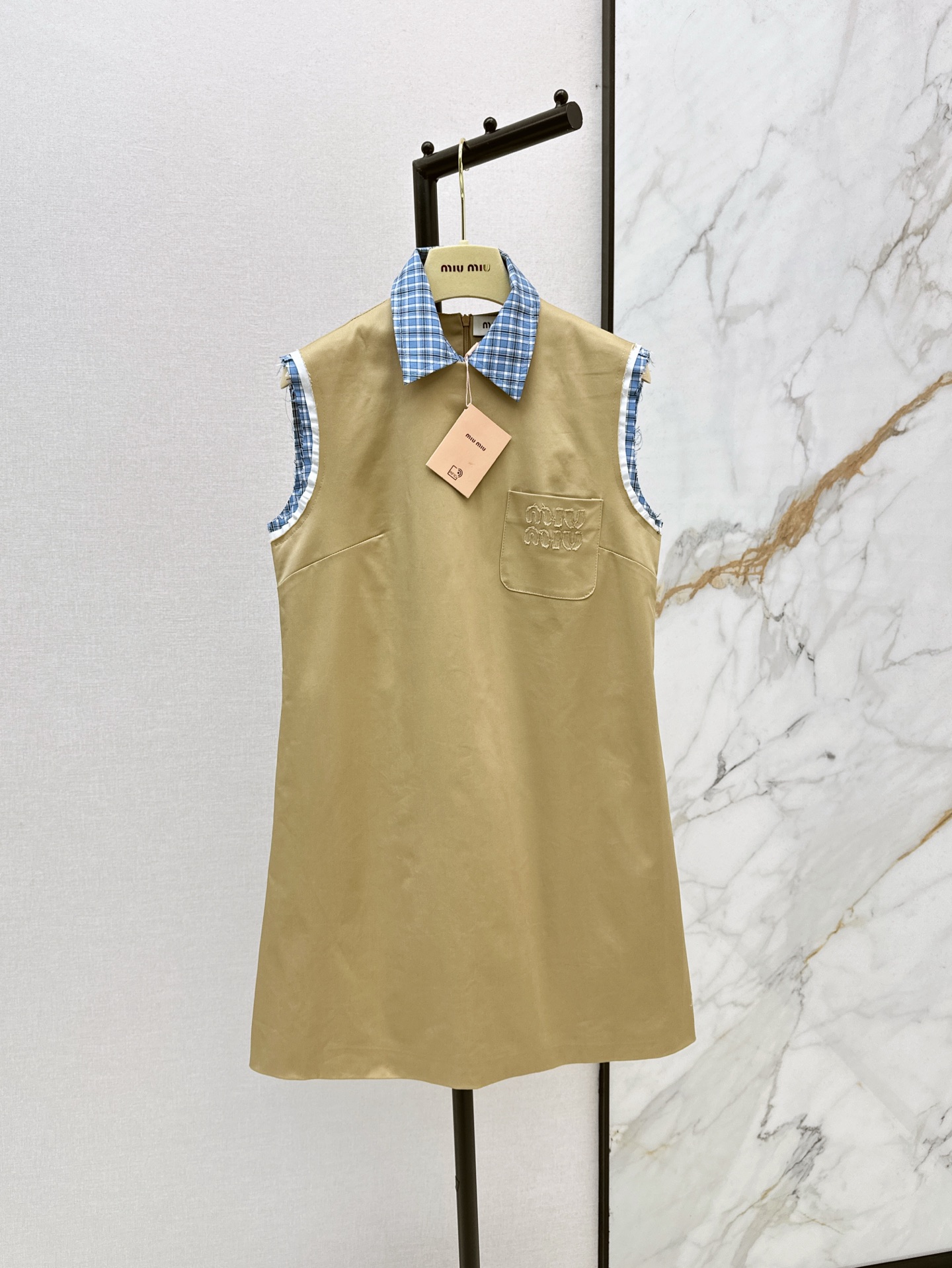 NO:317700,Miu 25Ss———The latest spring and summer contrasting color splicing plaid design series with a series of short vests   skirts   jacket jackets   dresses. Recommended single series, comfortable and versatile, easy to match, rare!  Soft, delicate and stylish essentials, one-size spot-on sml, miumiu, skirts, jackets & coats, jackets & coats, alexander wang19860909Miu 25Ss————春夏最新款撞色拼接格纹生设计一系列小短款马甲 半裙 夹克外套 连衣裙 爆单系列款推荐 舒适百搭 好搭配 不可多得的一款！ 柔软细腻超有型 必备款 一色现货发售sml,,miumiu,skirts,jackets & coats,jackets & coats,alexander wang,Women's clothing